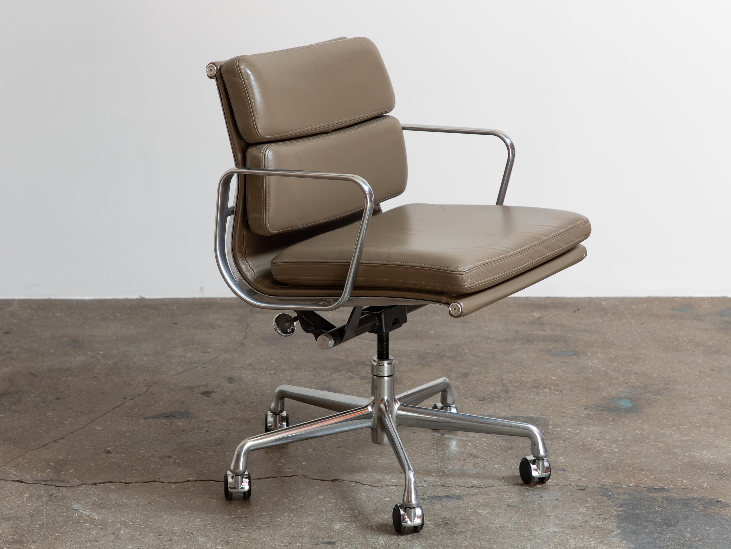 Model EA 217 Soft Pad Management Office Chair in grey leather, designed by Charles and Ray Eames for Herman Miller. Built to last with high-quality materials and robust construction, the Eames Soft Pad is ultimate desk chair that delivers comfort
