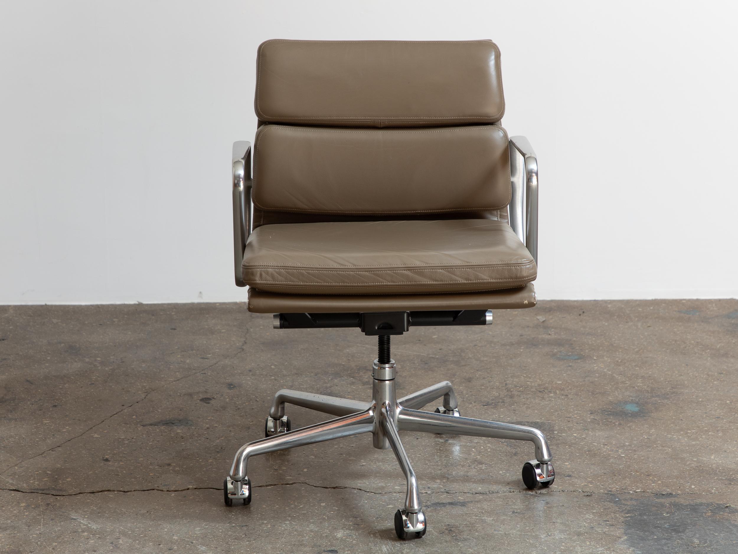 Mid-Century Modern Eames for Herman Miller Soft Pad Management Office Chair in Grey Leather