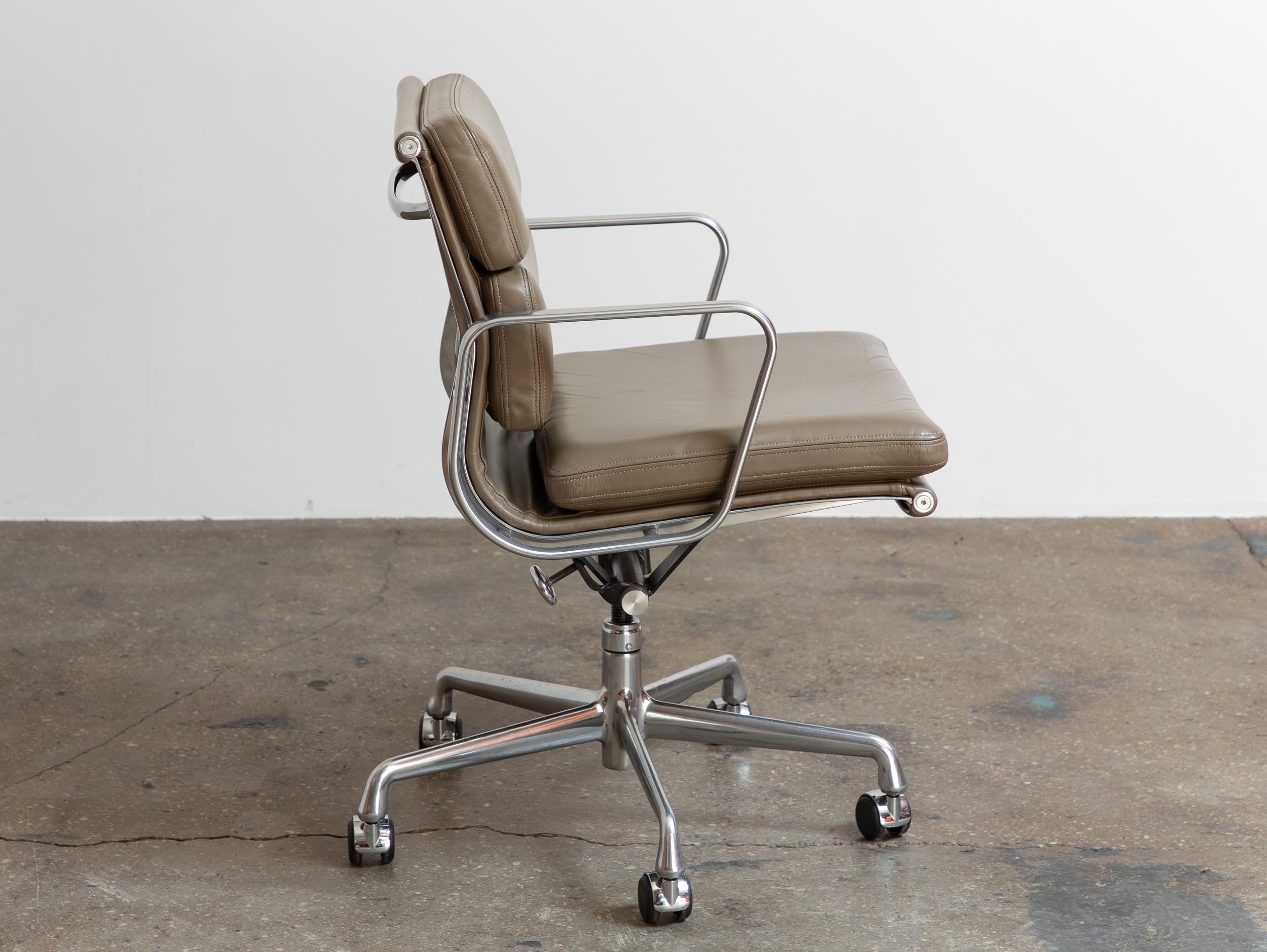 Eames for Herman Miller Soft Pad Management Office Chair in Grey Leather In Good Condition In Brooklyn, NY