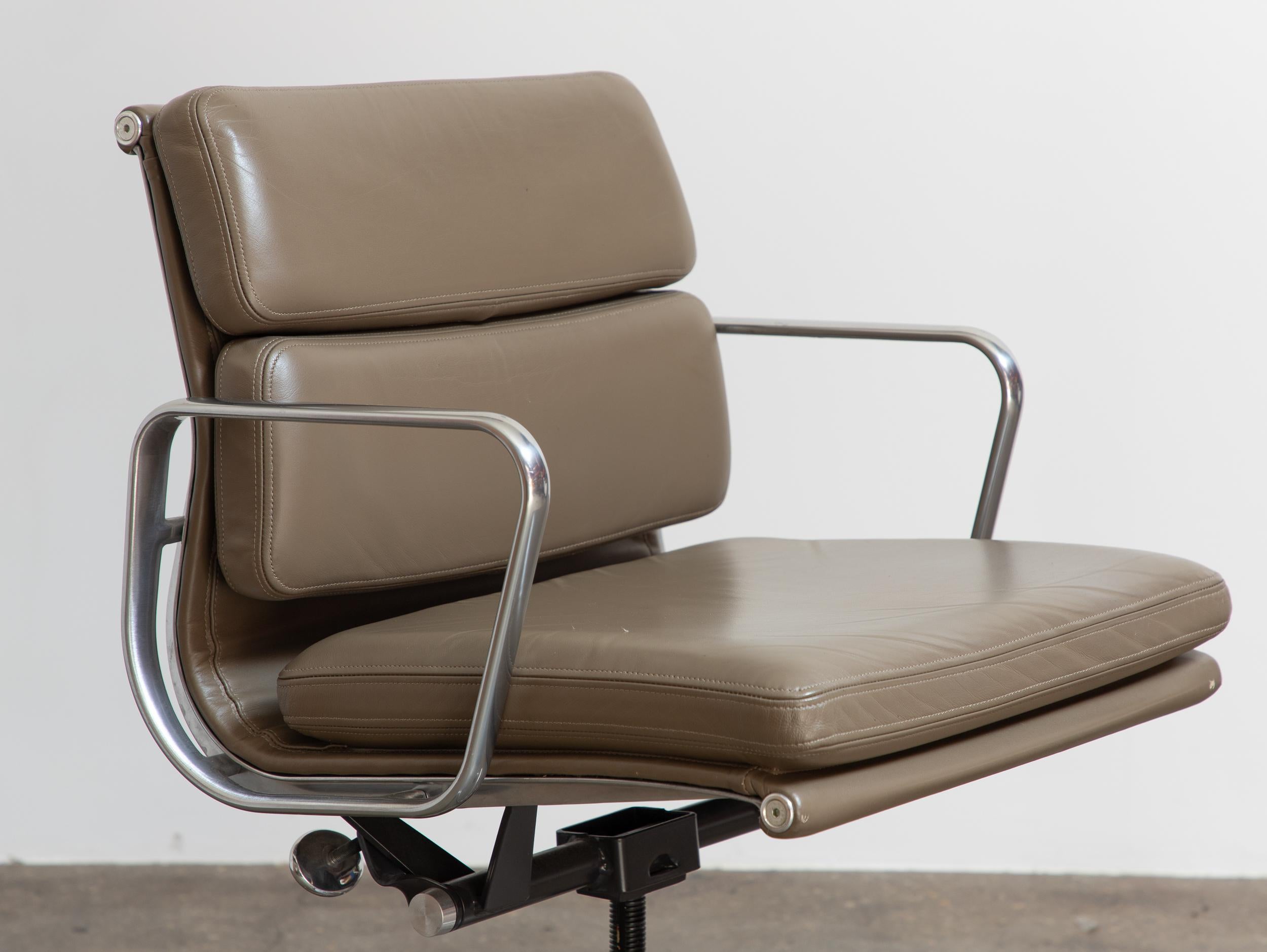 Eames for Herman Miller Soft Pad Management Office Chair in Grey Leather 1