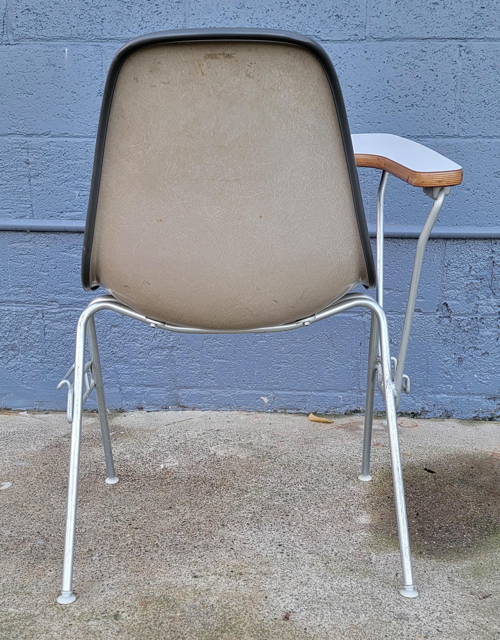 Eames for Herman Miller Student Desk Chair In Good Condition In Fulton, CA