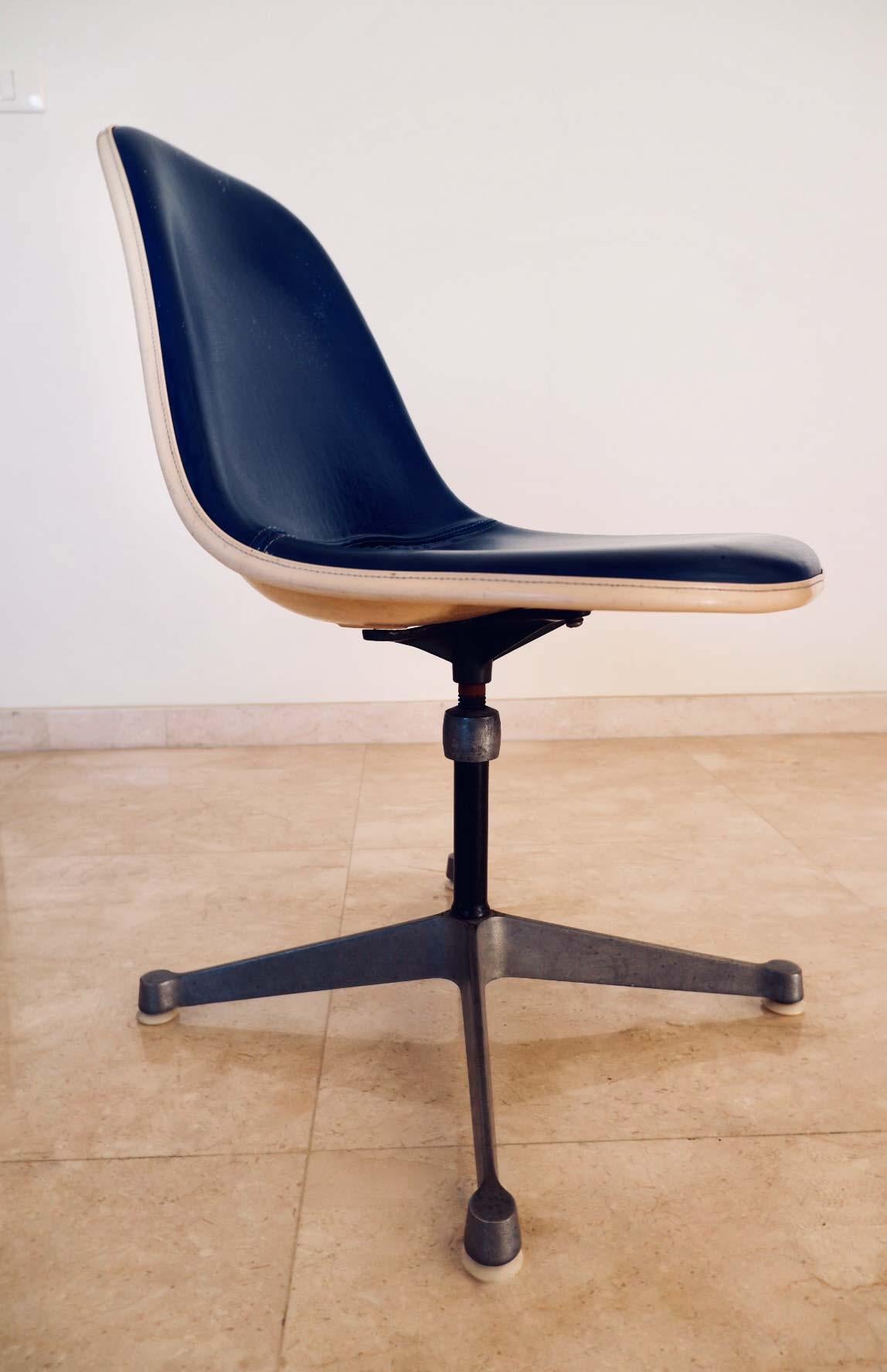 A vintage desk chair designed by Charles and Ray Eames for Herman Miller. The fiberglass shell is excellent with no cracks. Polished aluminium swivel base, which is height adjustable, very minor wear ( small white removable paint spots on the vinyl