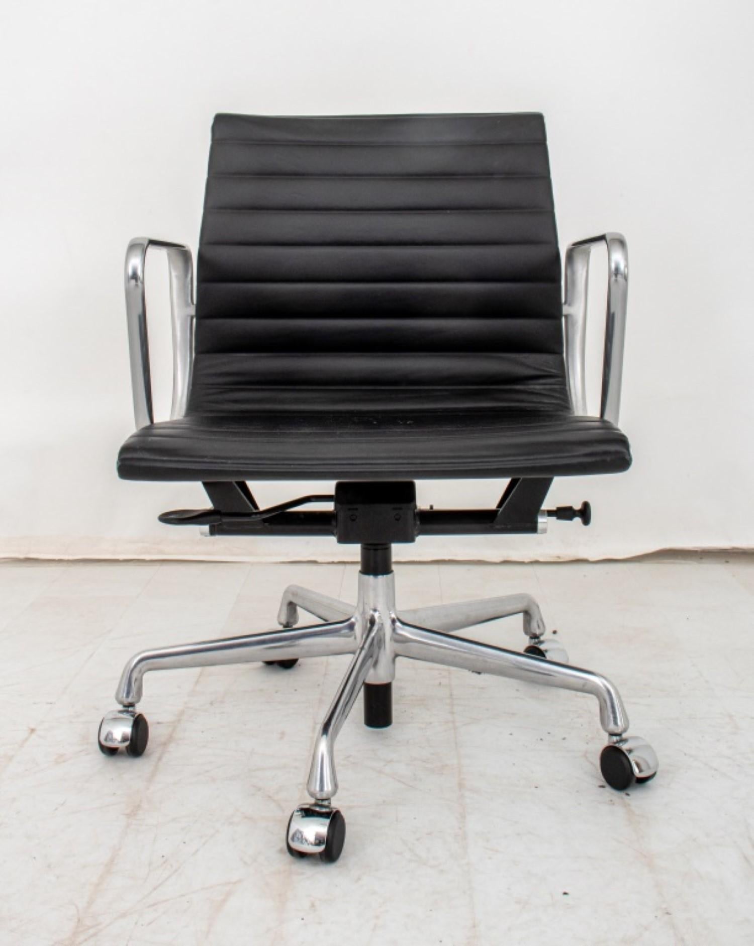 Eames for Herman Miller Swivel Chair In Good Condition In New York, NY