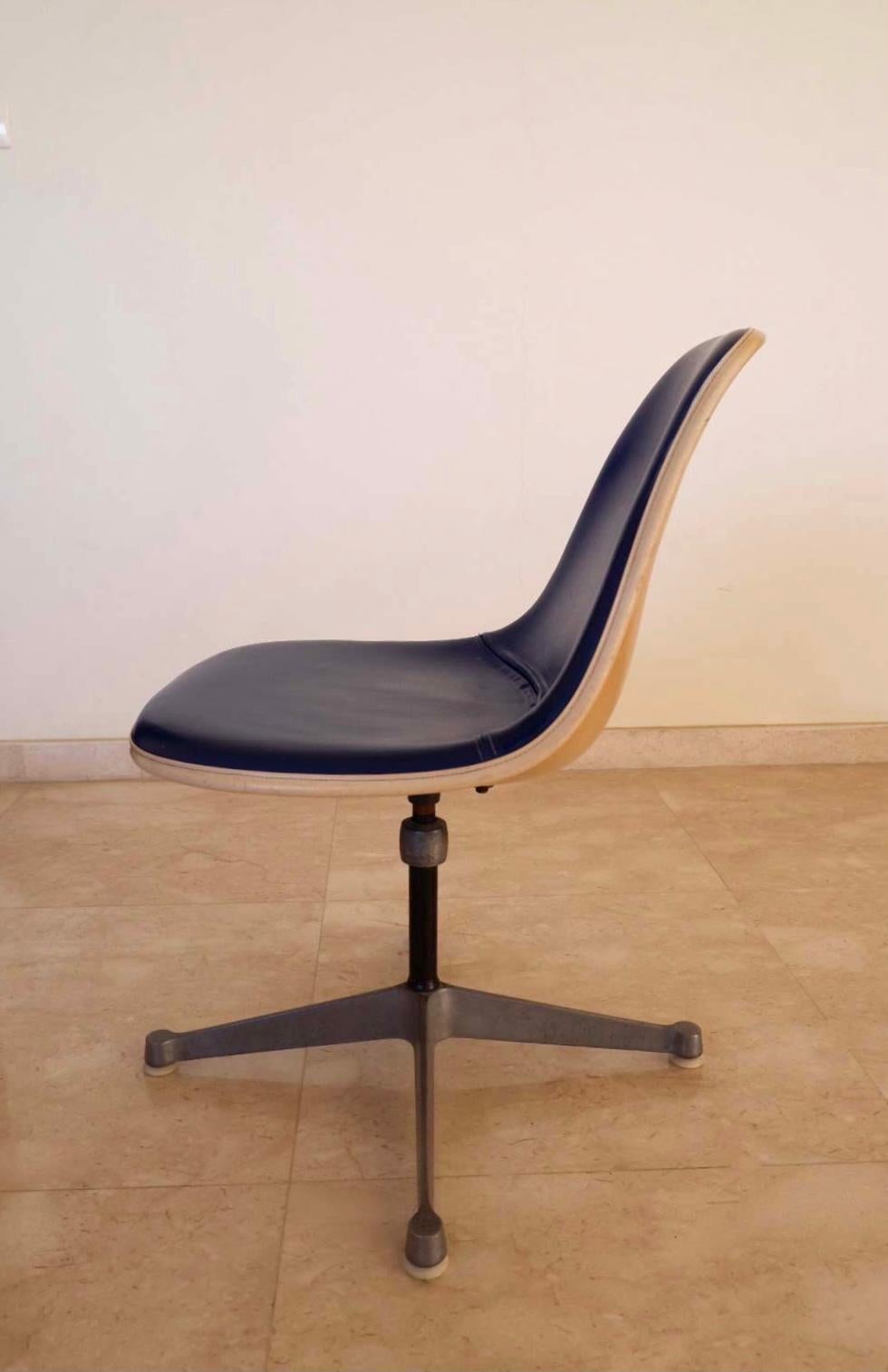 20ième siècle Fauteuil pivotant Eames pour Herman Miller en vente