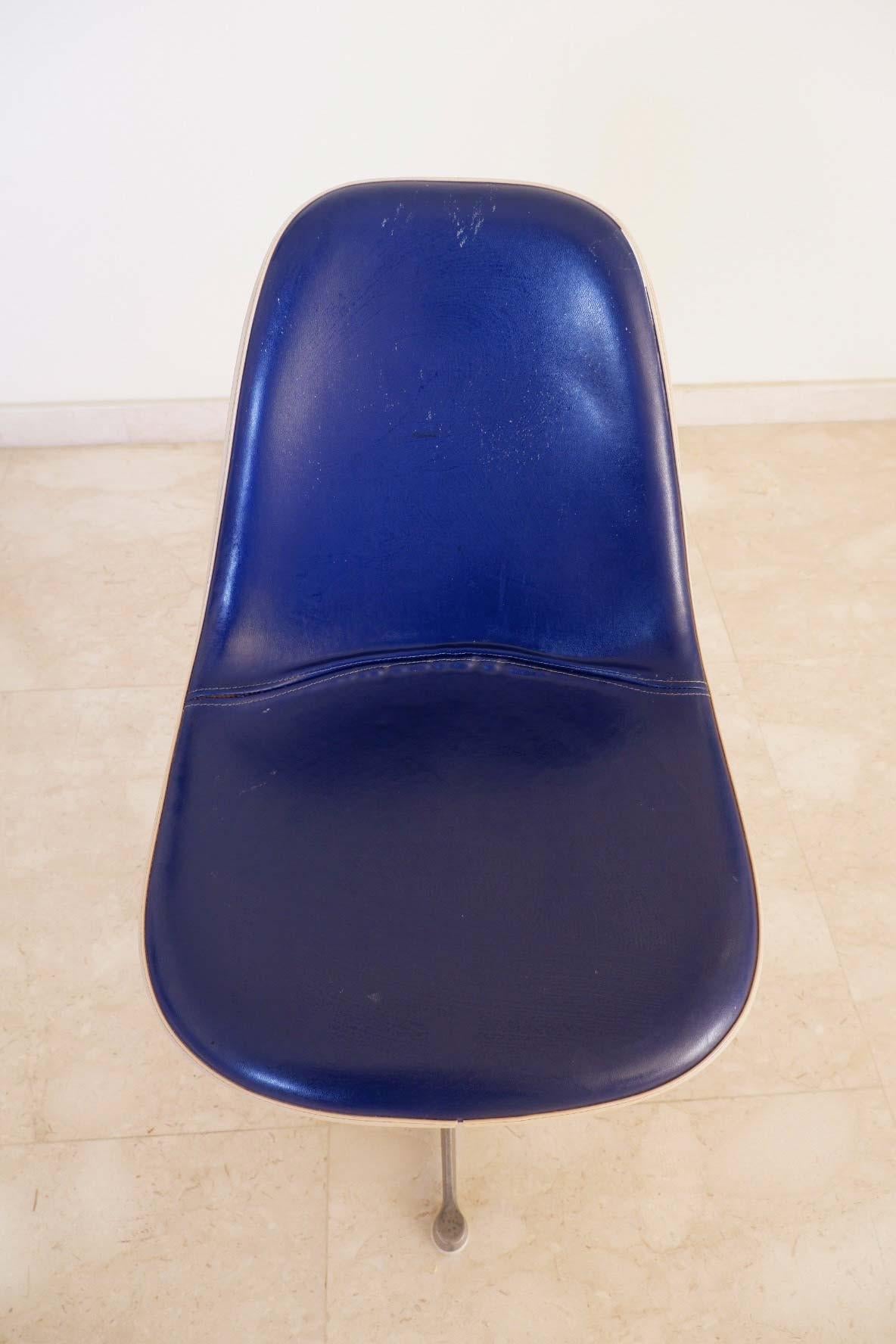 Eames for Herman Miller Swivel Chair In Good Condition For Sale In Beirut, LB