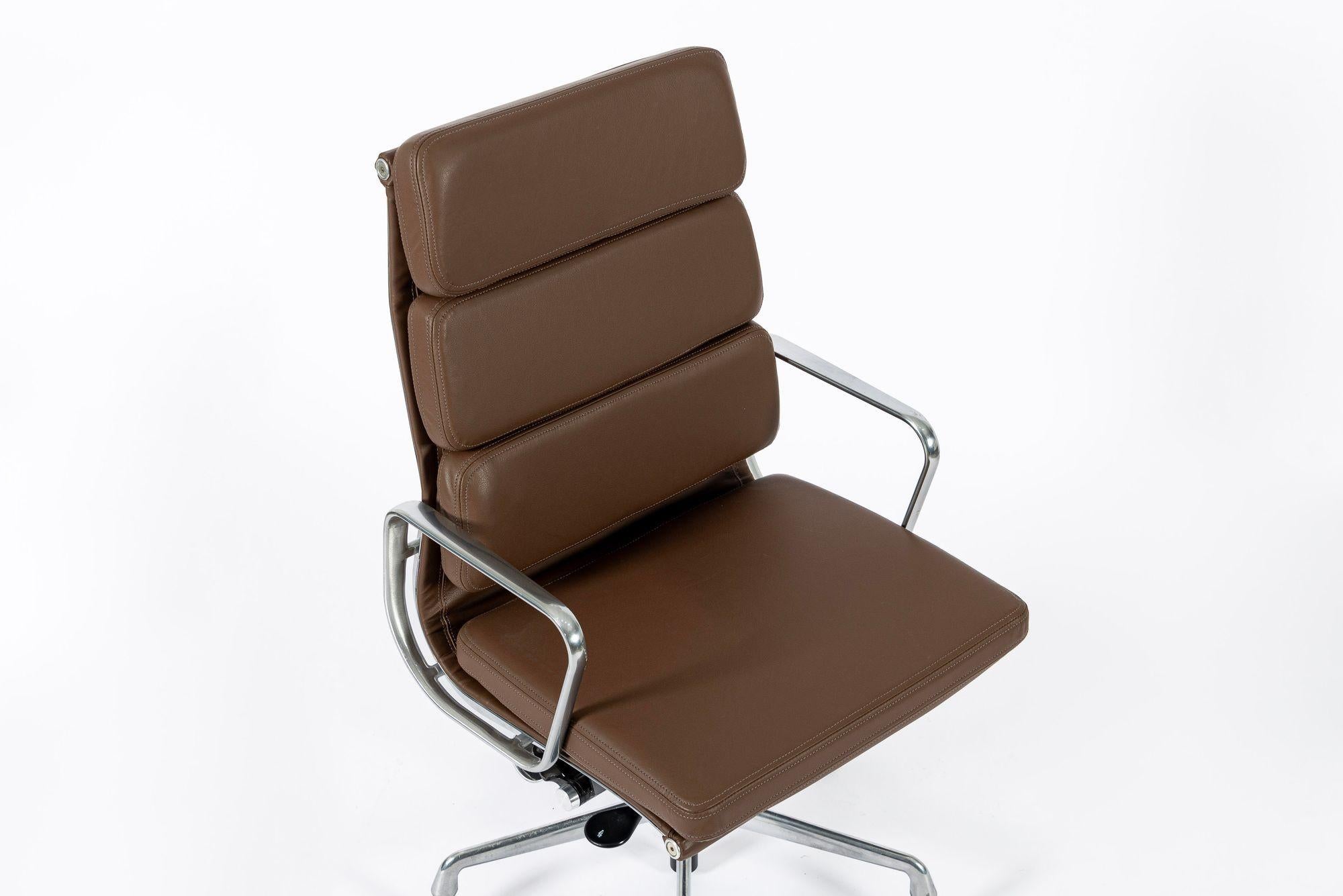 Eames für Herman Miller Großer brauner Leder-Schreibtischstuhl Soft Pad im Angebot 3