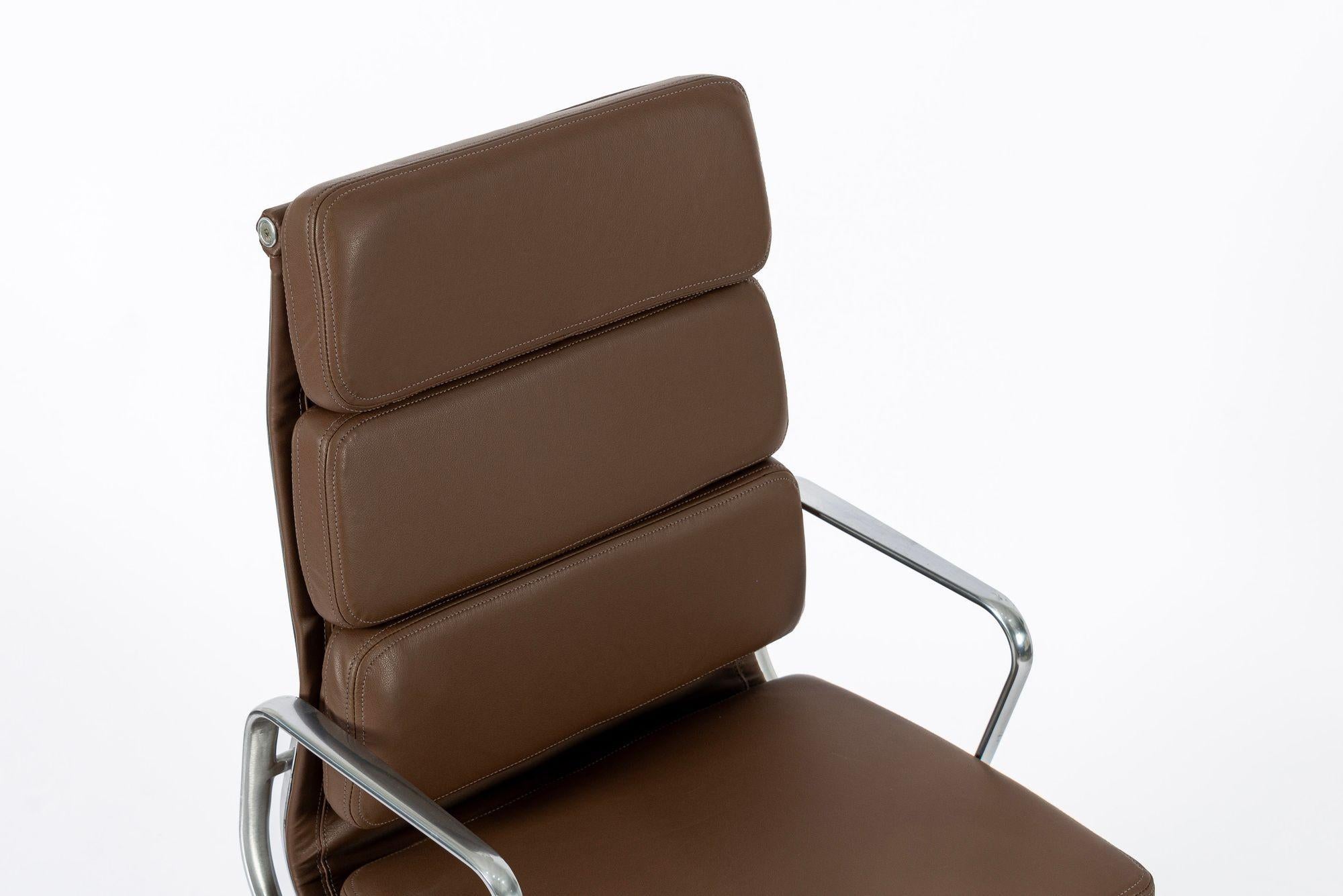 Eames für Herman Miller Großer brauner Leder-Schreibtischstuhl Soft Pad im Angebot 4