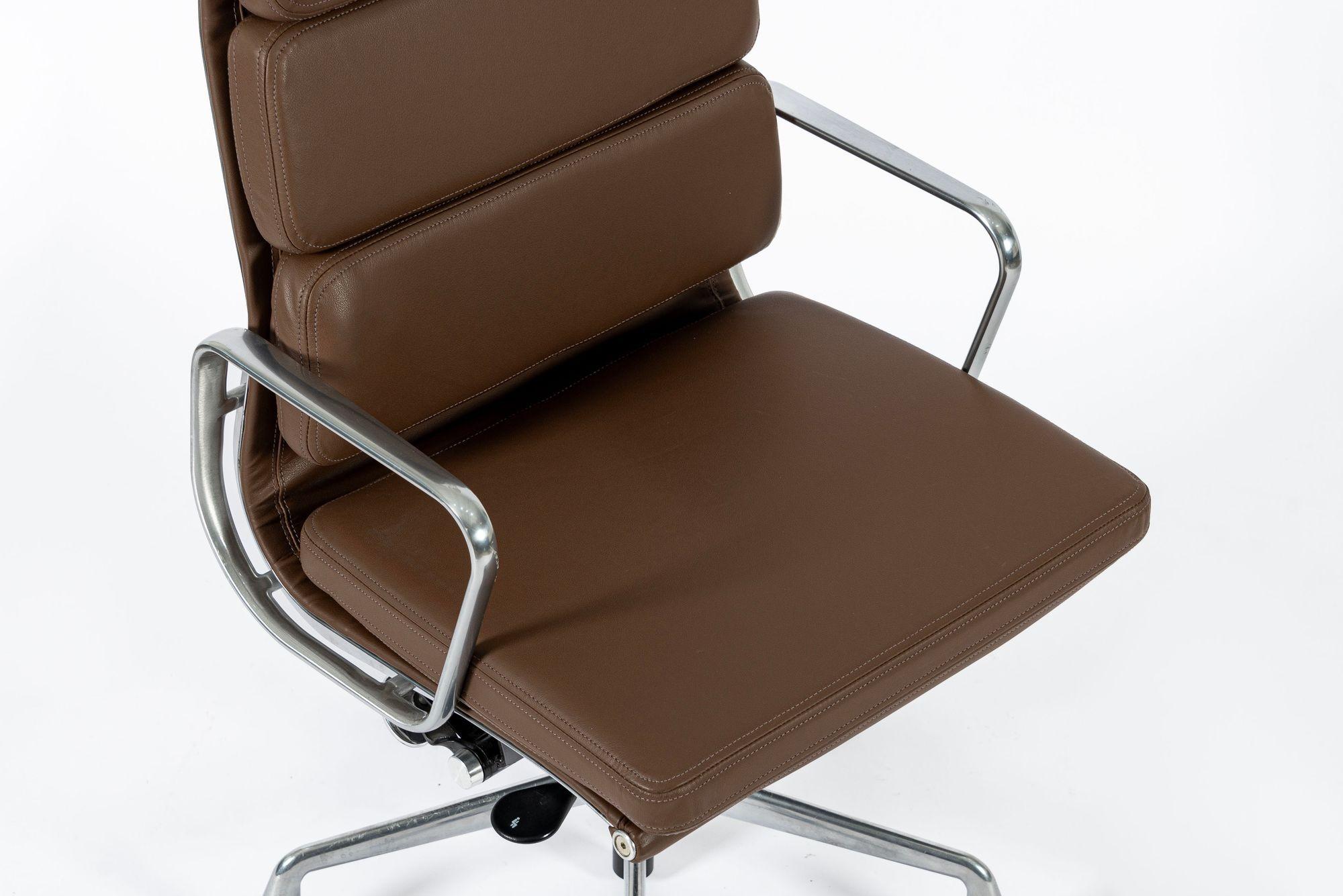 Eames für Herman Miller Großer brauner Leder-Schreibtischstuhl Soft Pad im Angebot 5