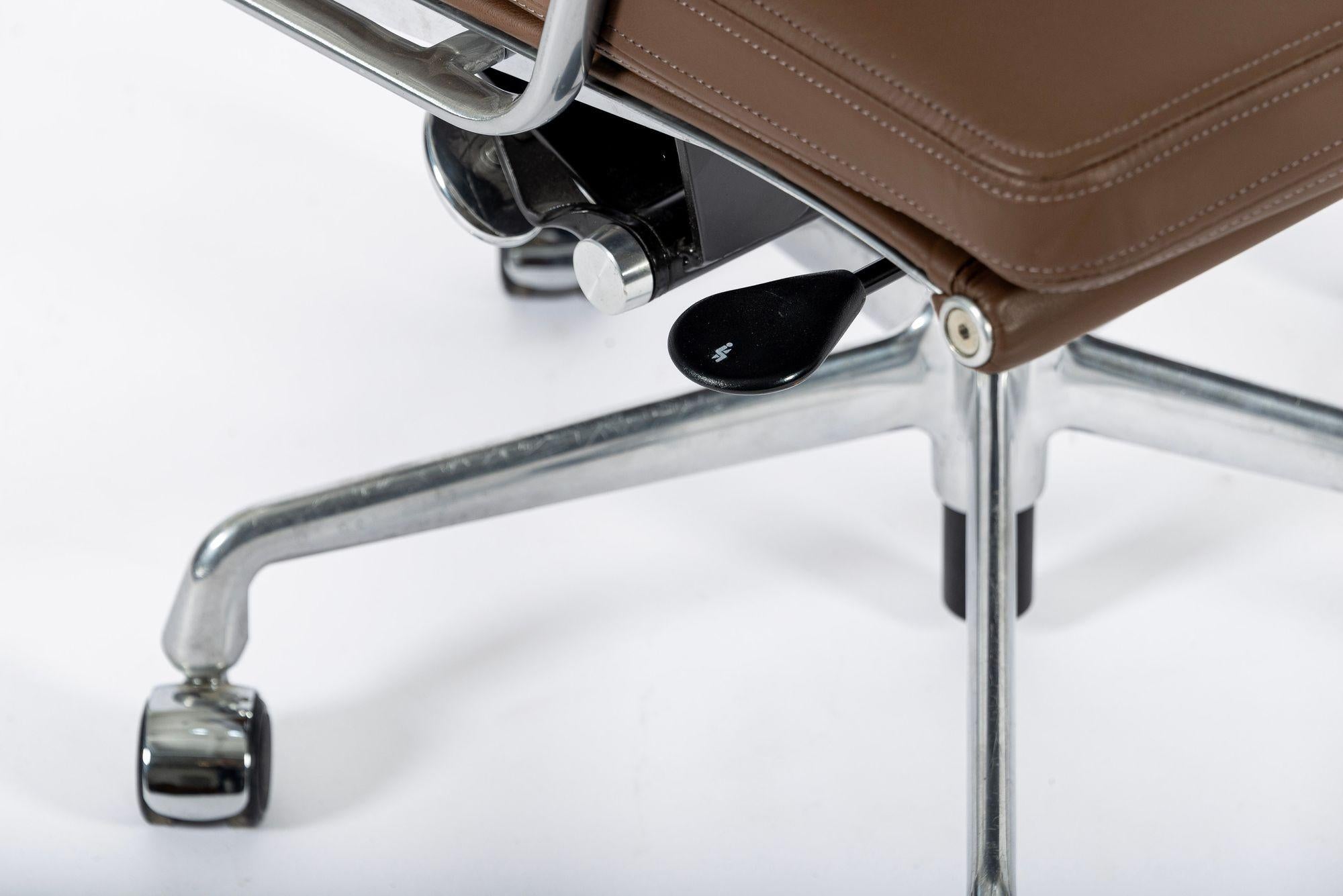 Eames für Herman Miller Großer brauner Leder-Schreibtischstuhl Soft Pad im Angebot 6