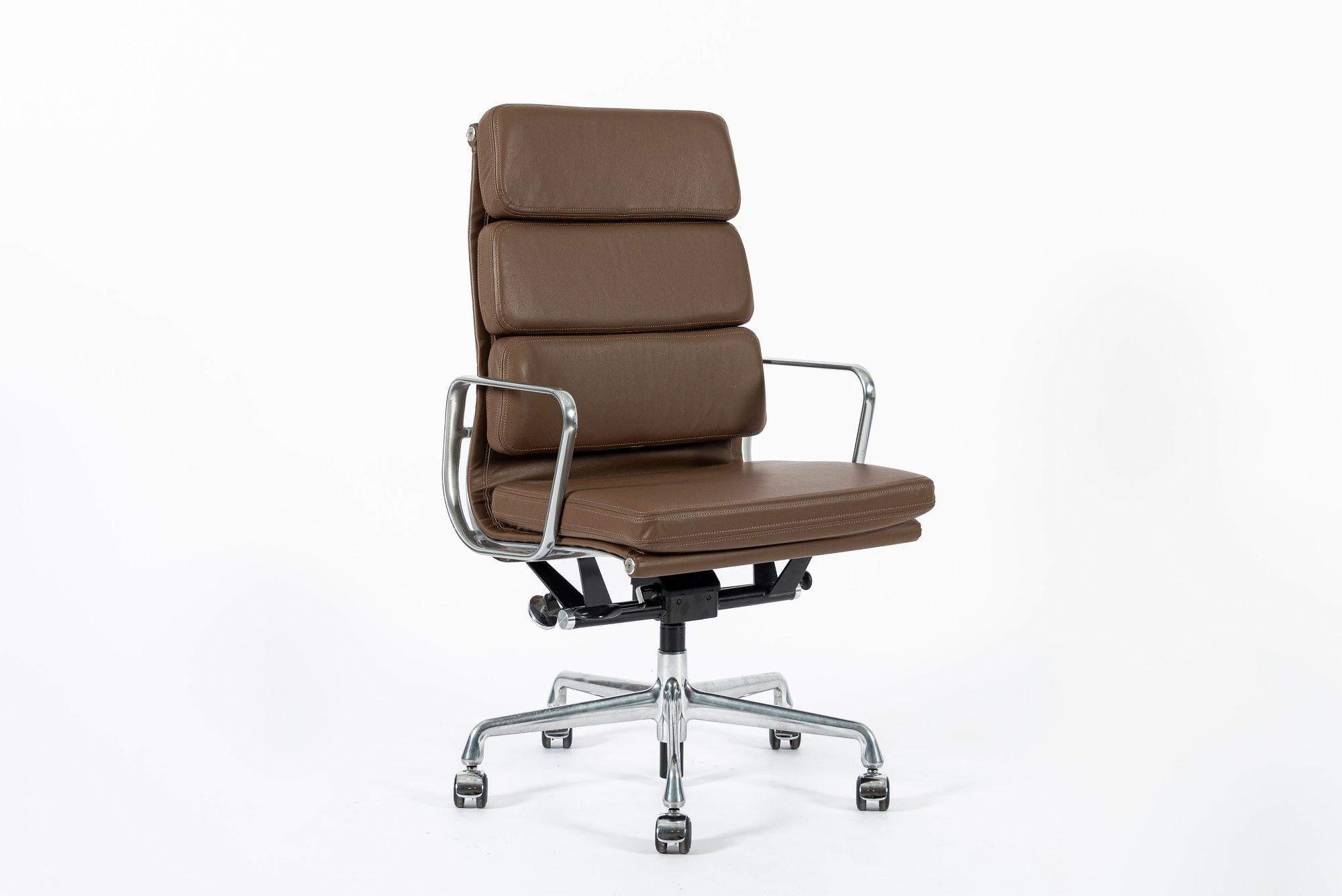 Dieser authentische Eames for Herman Miller Soft Pad Executive Height Bürostuhl aus der Aluminum Group Collection wurde in den 2000er Jahren hergestellt. Dieser Chefsessel verfügt über eine höhere Rückenlehne, eine dunkelbraune Lederpolsterung, ein