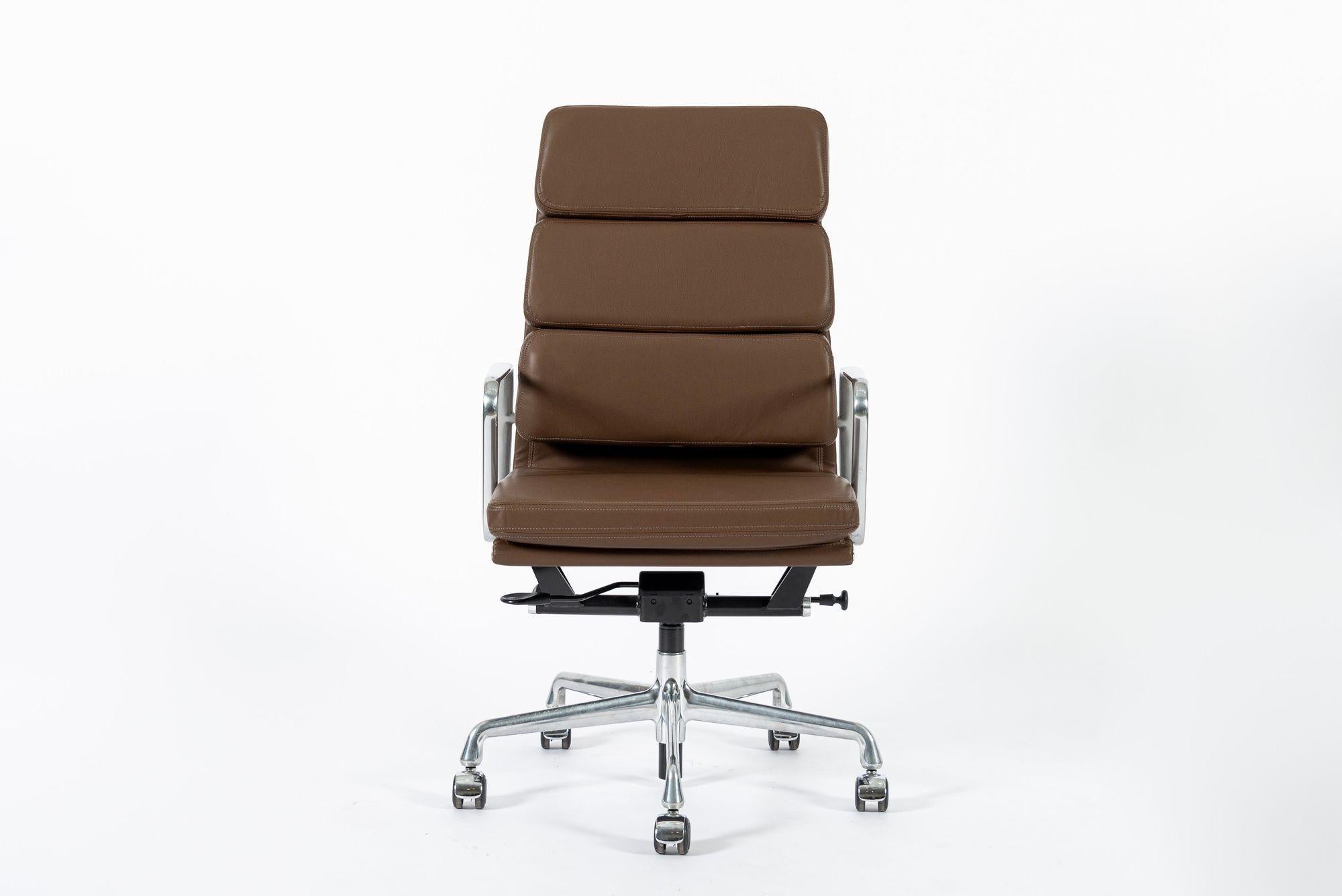Eames für Herman Miller Großer brauner Leder-Schreibtischstuhl Soft Pad (Moderne der Mitte des Jahrhunderts) im Angebot