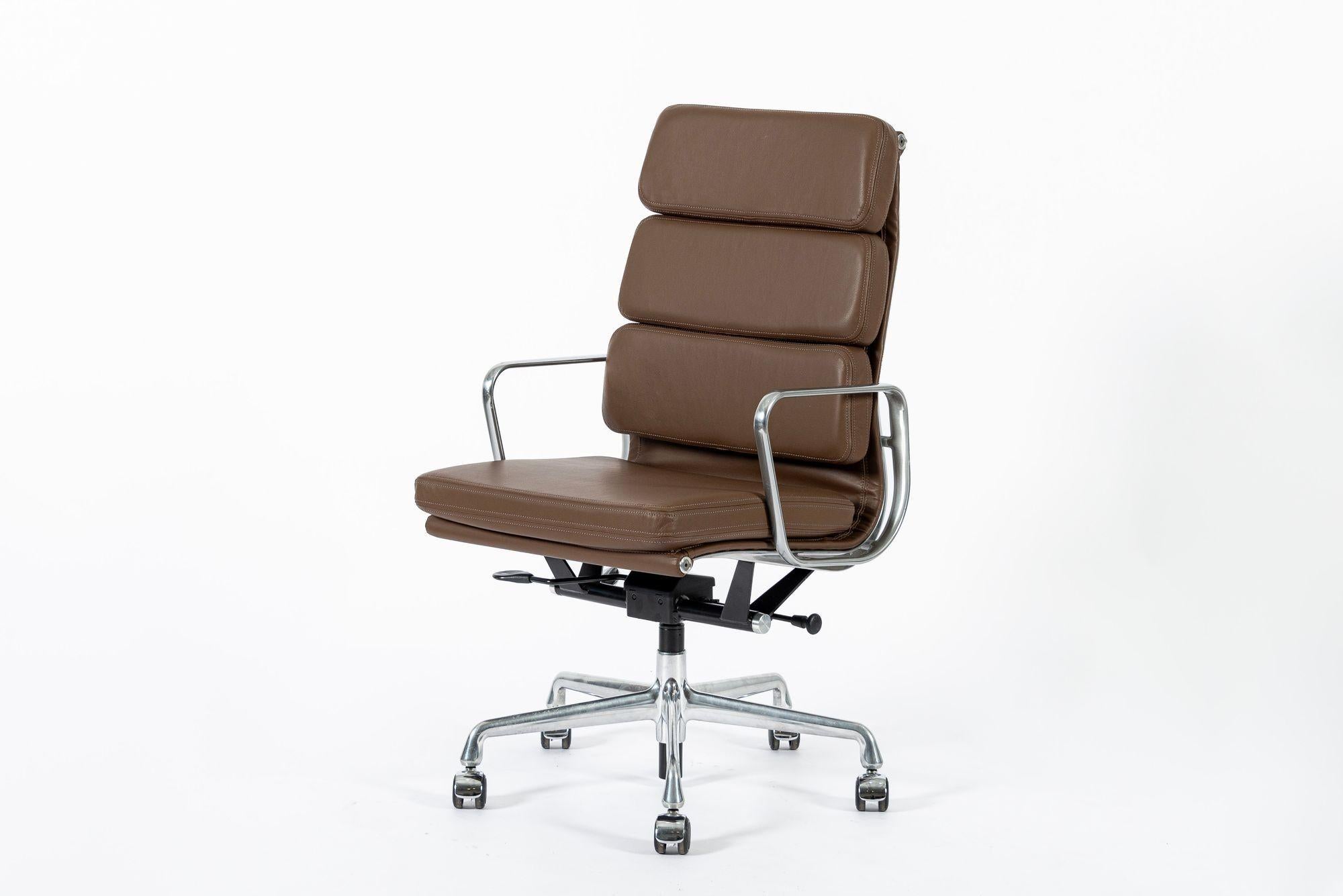Eames für Herman Miller Großer brauner Leder-Schreibtischstuhl Soft Pad (amerikanisch) im Angebot