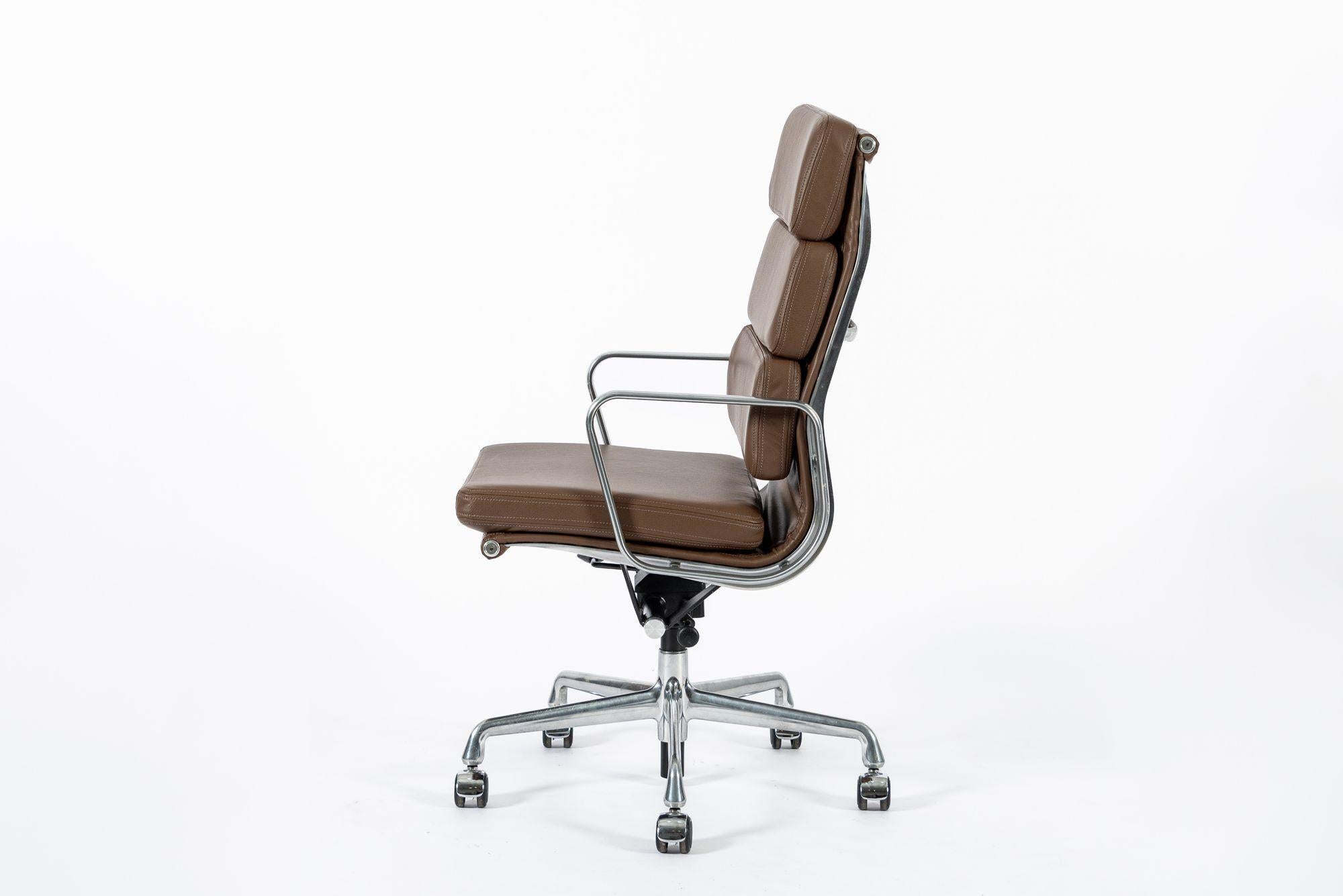Eames für Herman Miller Großer brauner Leder-Schreibtischstuhl Soft Pad im Zustand „Gut“ im Angebot in Detroit, MI