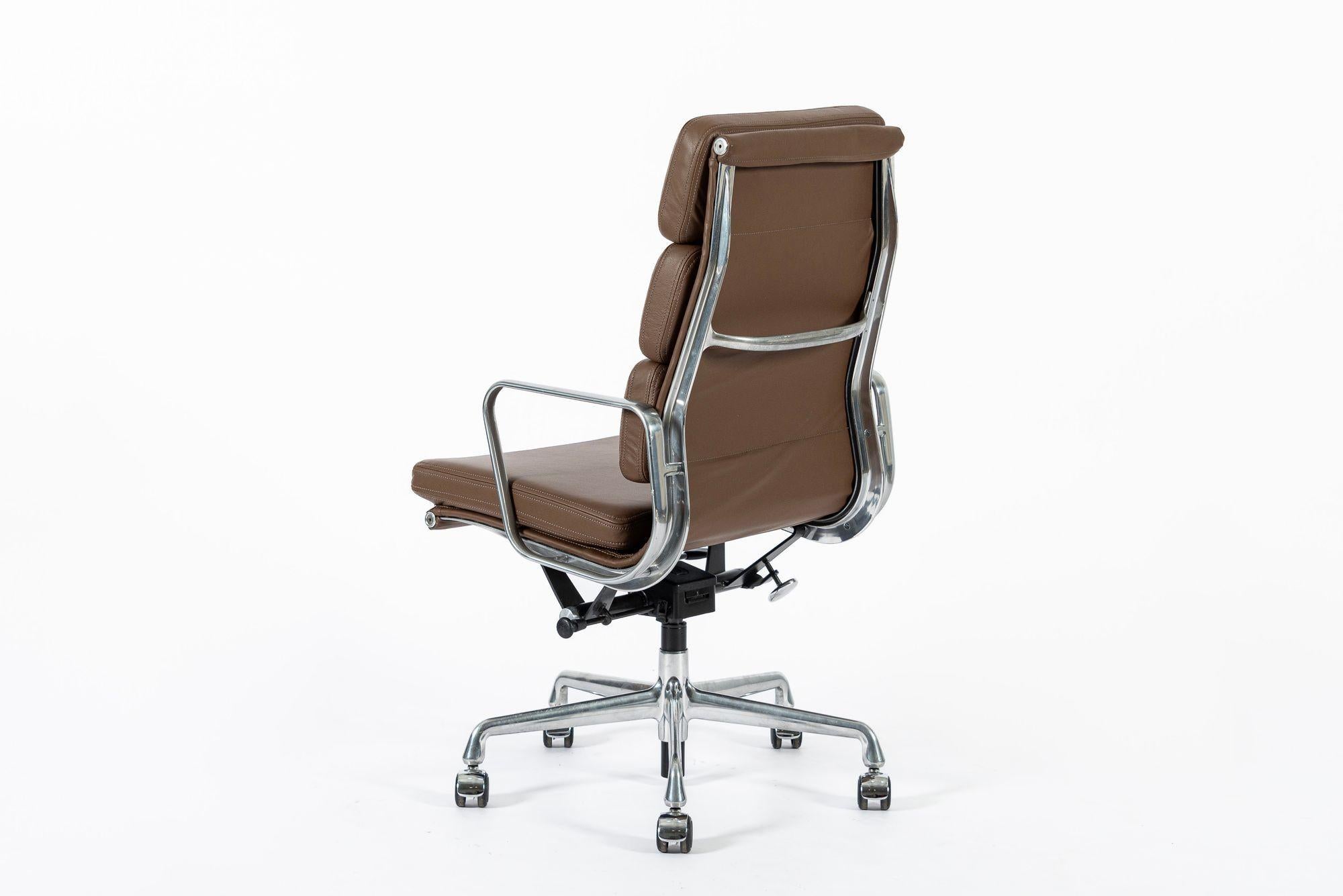 Eames für Herman Miller Großer brauner Leder-Schreibtischstuhl Soft Pad (21. Jahrhundert und zeitgenössisch) im Angebot