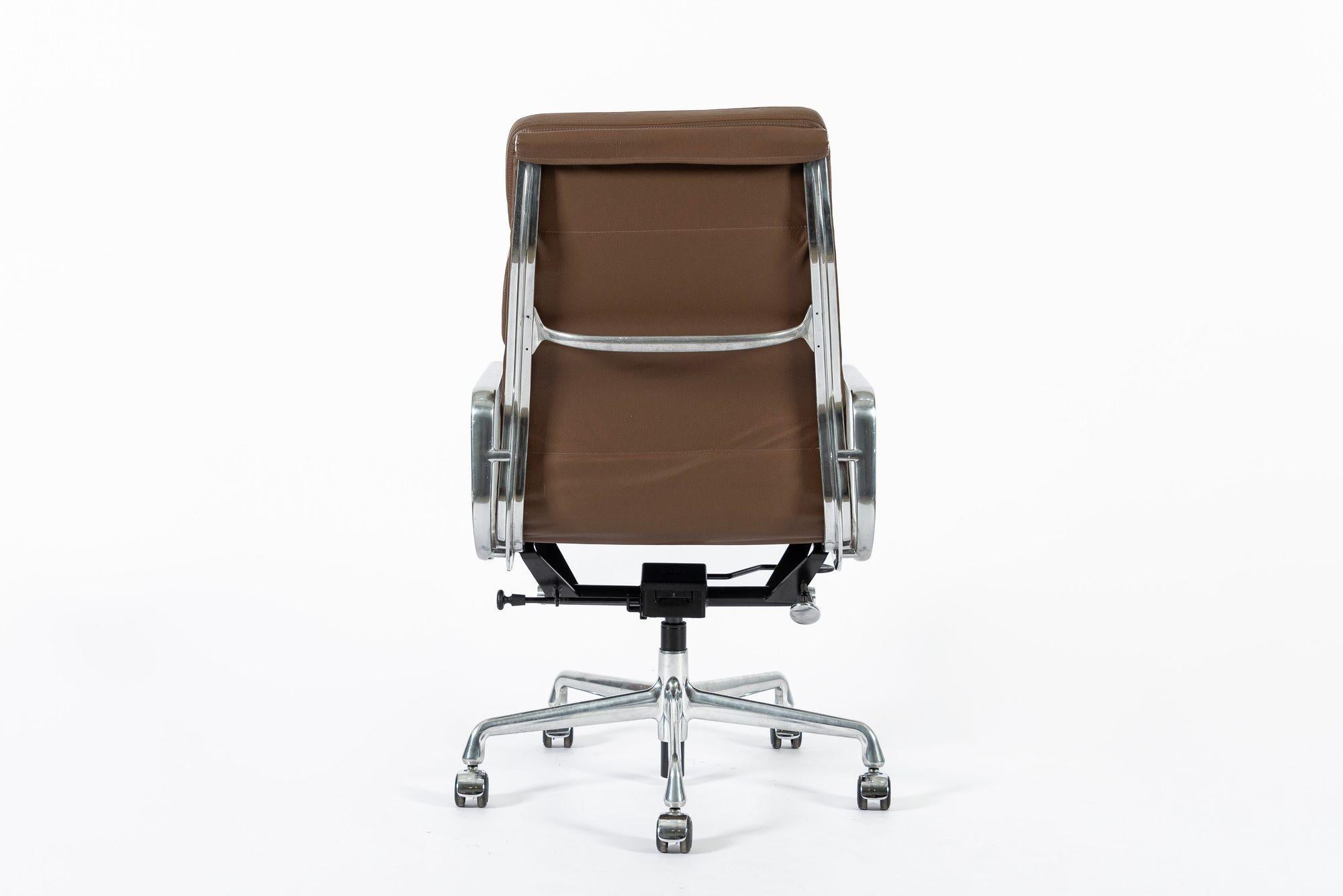 Eames für Herman Miller Großer brauner Leder-Schreibtischstuhl Soft Pad (Aluminium) im Angebot