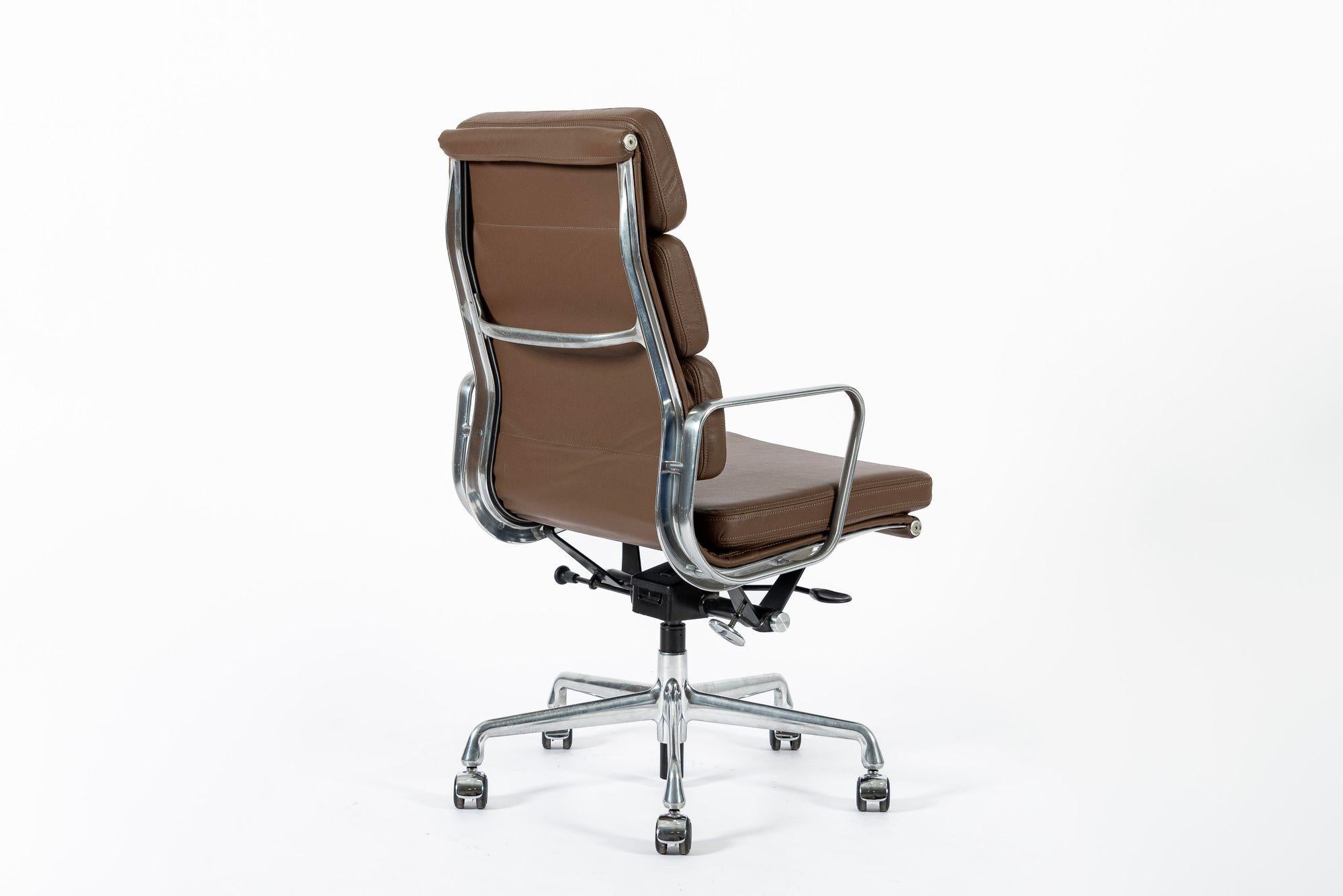 Eames für Herman Miller Großer brauner Leder-Schreibtischstuhl Soft Pad im Angebot 1