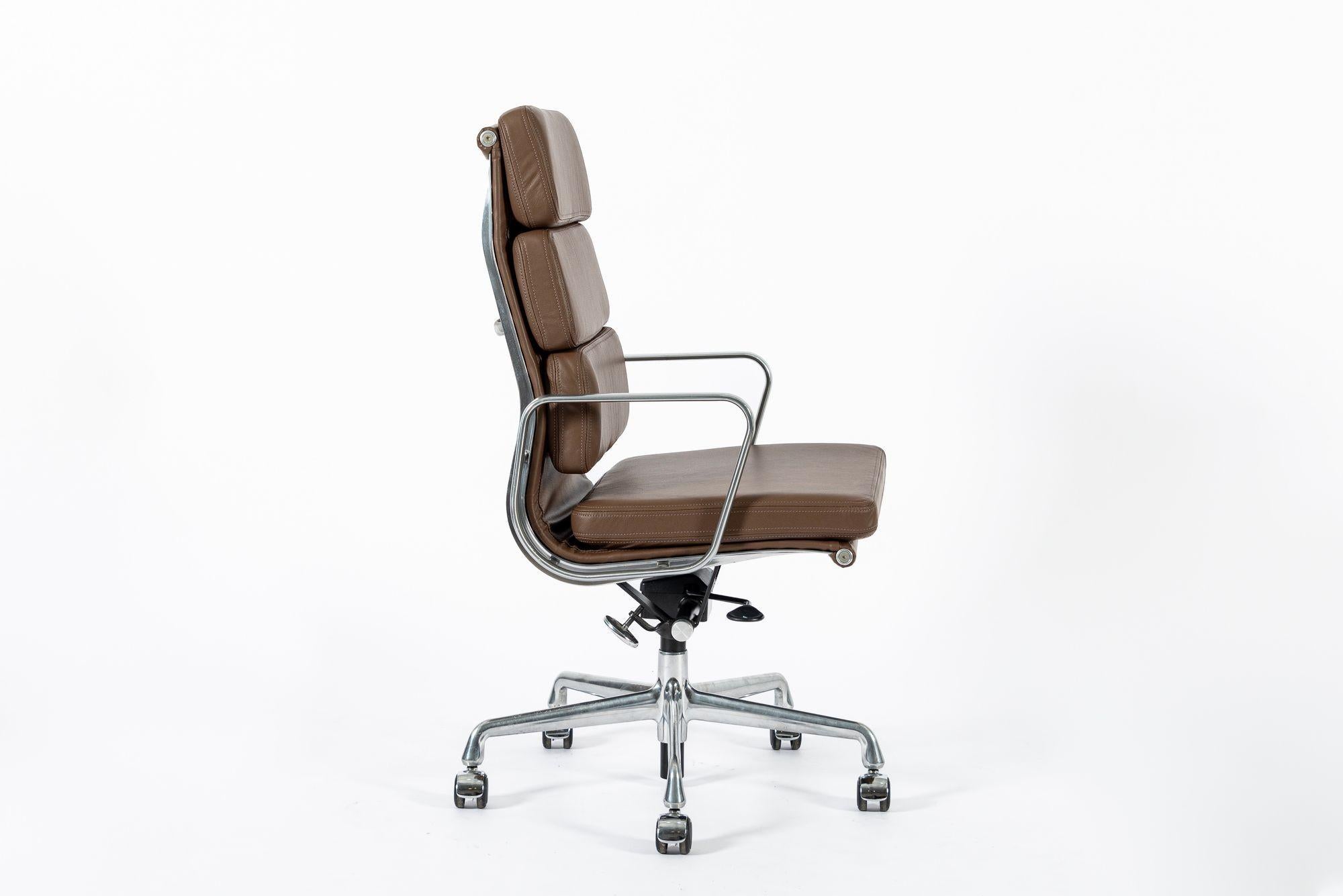 Eames für Herman Miller Großer brauner Leder-Schreibtischstuhl Soft Pad im Angebot 2