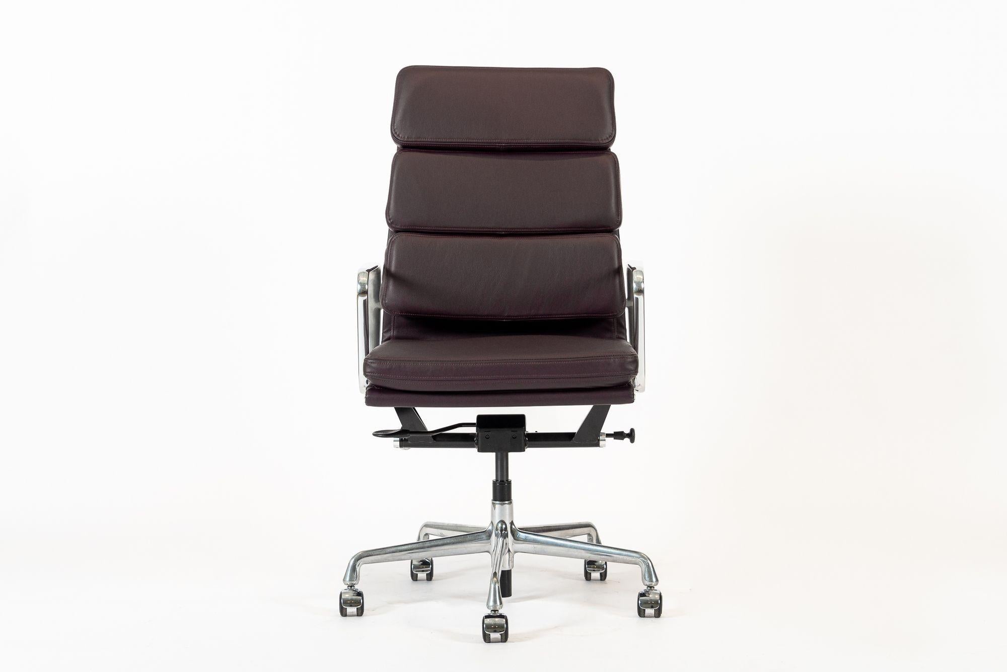 This authentic Eames for Herman Miller Soft Pad Executive Height dark purple leather office chair from the Aluminum Group Collection was manufactured in the 2000s. This classic mid century modern office chair was first introduced in 1969 by Charles