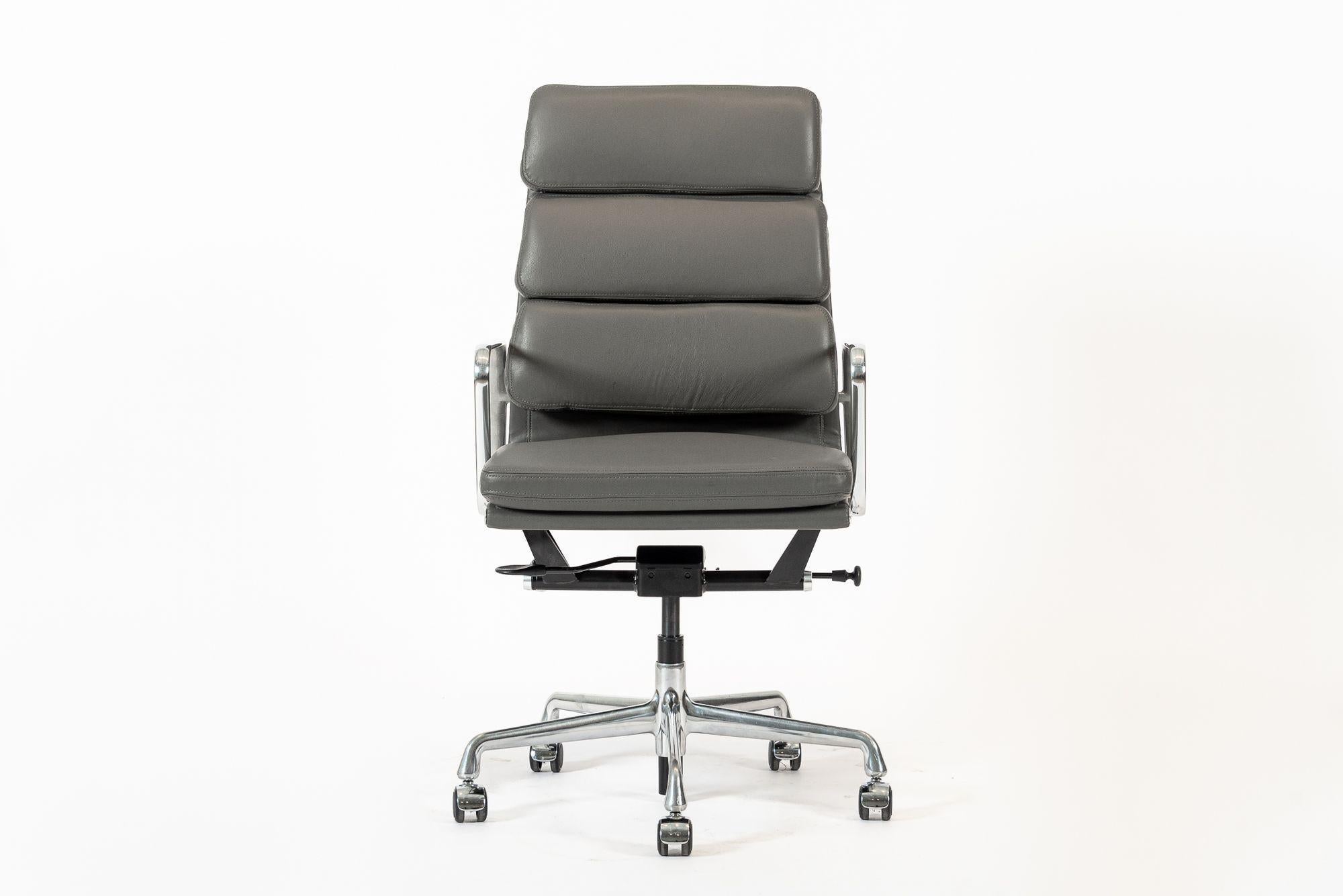 This authentic Eames for Herman Miller Soft Pad Executive Height office chair from the Aluminum Group Collection was manufactured in the 2000s. This classic mid century modern office chair was first introduced in 1969 by Charles and Ray Eames as the