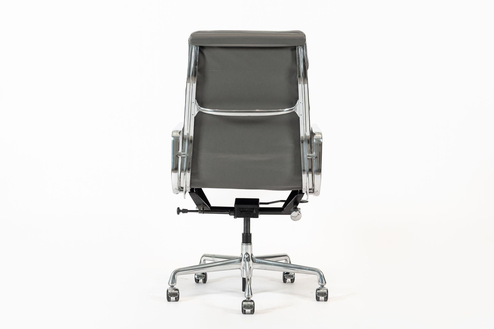 Eames for Herman Miller Tall Gray Desk Chair Aluminum Group In Good Condition For Sale In Detroit, MI