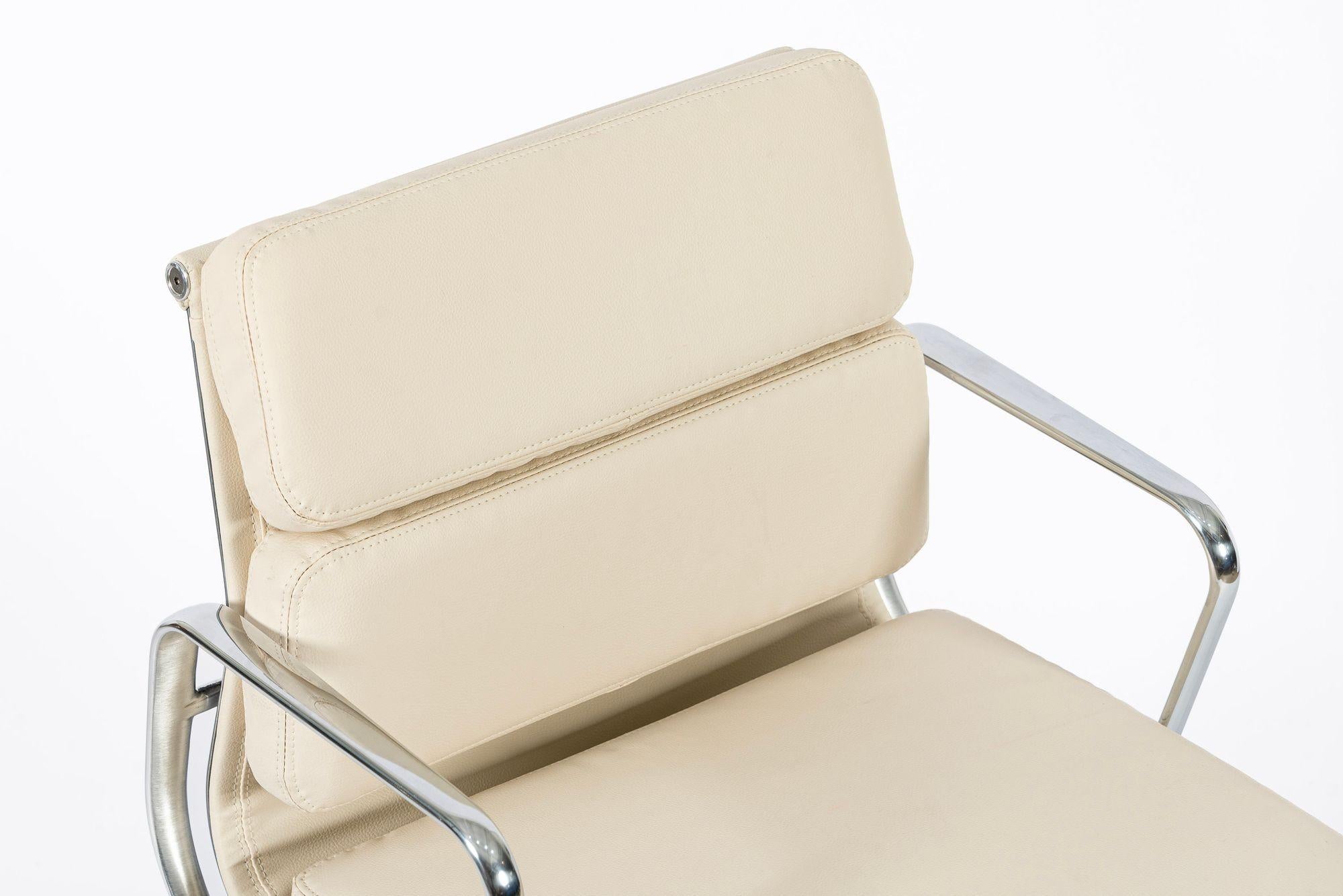 Silla de oficina Eames para Herman Miller color crema tostado en piel Schumacher VEGAN en venta 4