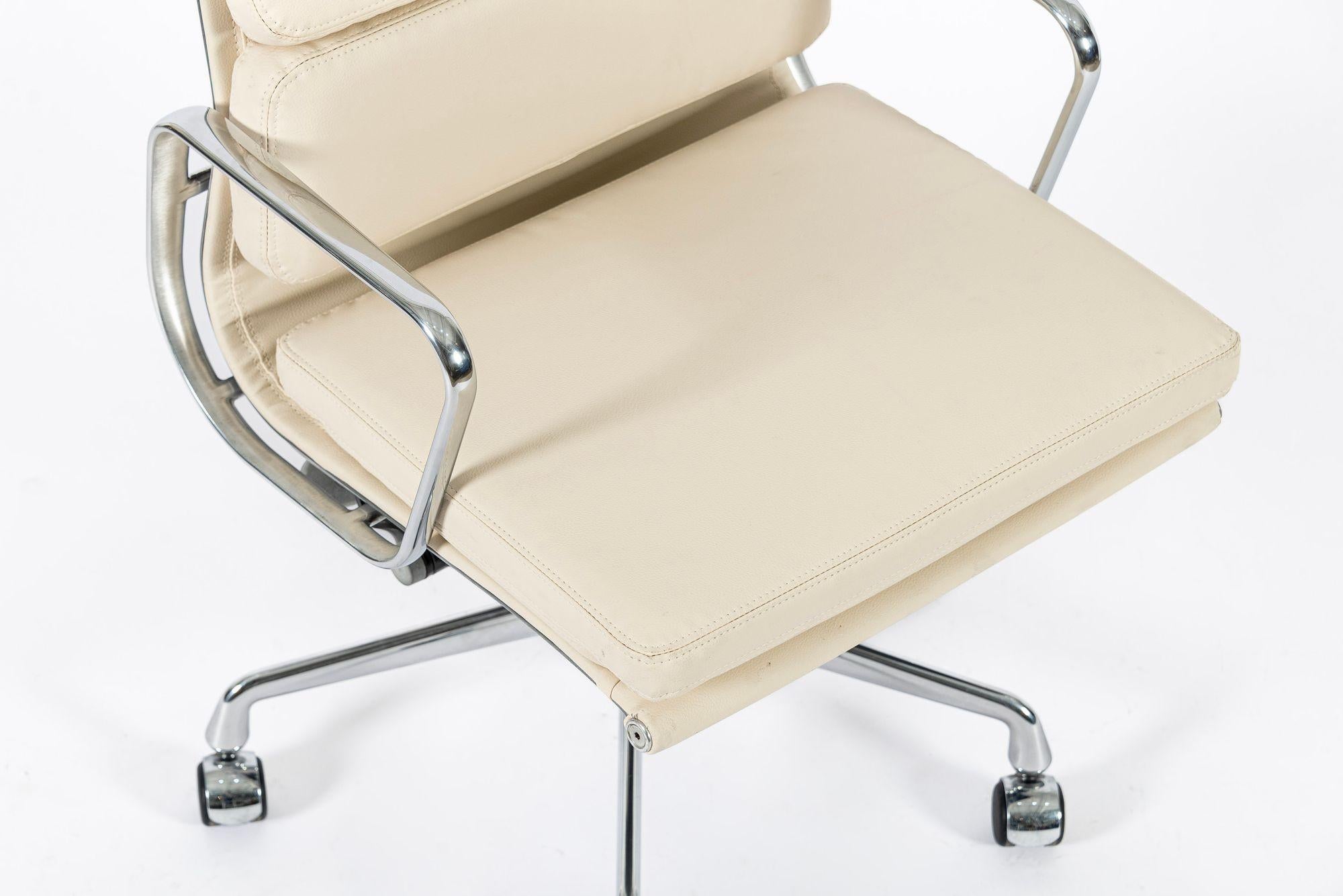 Silla de oficina Eames para Herman Miller color crema tostado en piel Schumacher VEGAN en venta 5
