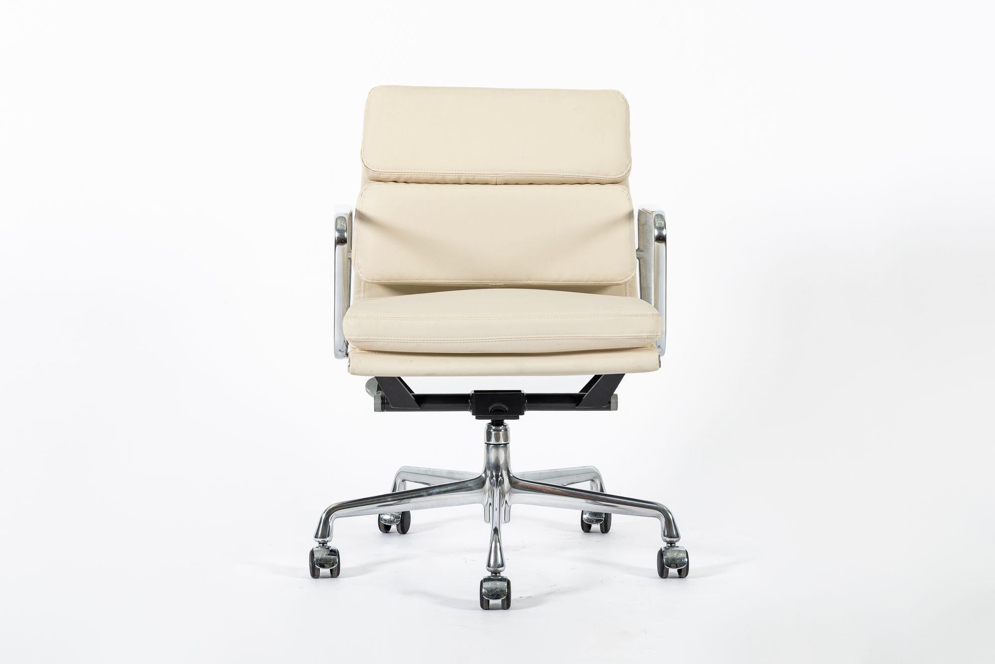 Esta auténtica silla de oficina Eames para Herman Miller Soft Pad Management de altura, de la colección Aluminum Group, se fabricó en la década de 2000. Esta clásica silla de oficina moderna de mediados de siglo fue diseñada por primera vez en 1958