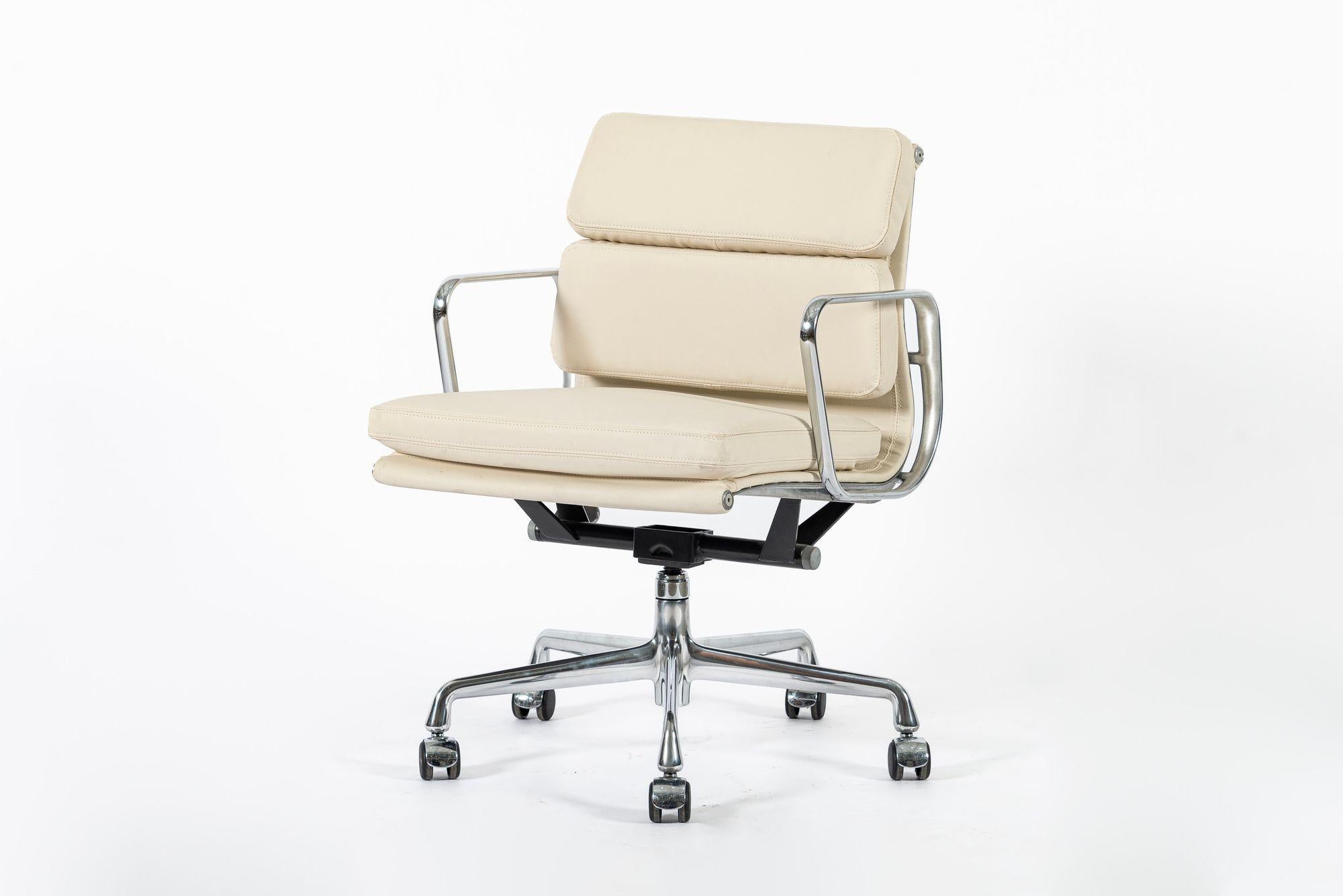 Silla de oficina Eames para Herman Miller color crema tostado en piel Schumacher VEGAN Moderno de mediados de siglo en venta
