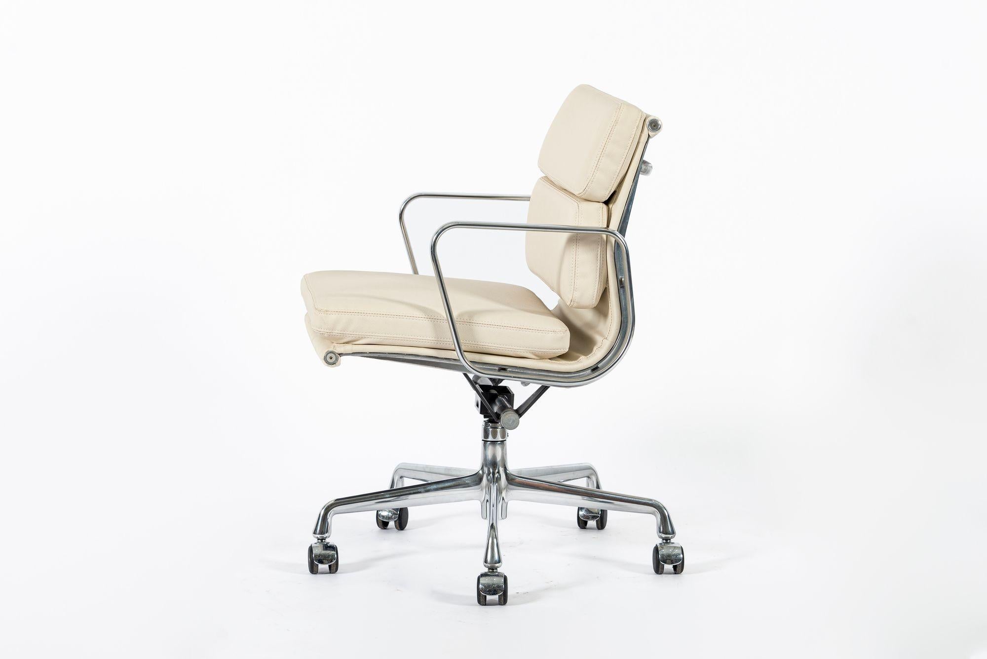 Silla de oficina Eames para Herman Miller color crema tostado en piel Schumacher VEGAN Estadounidense en venta