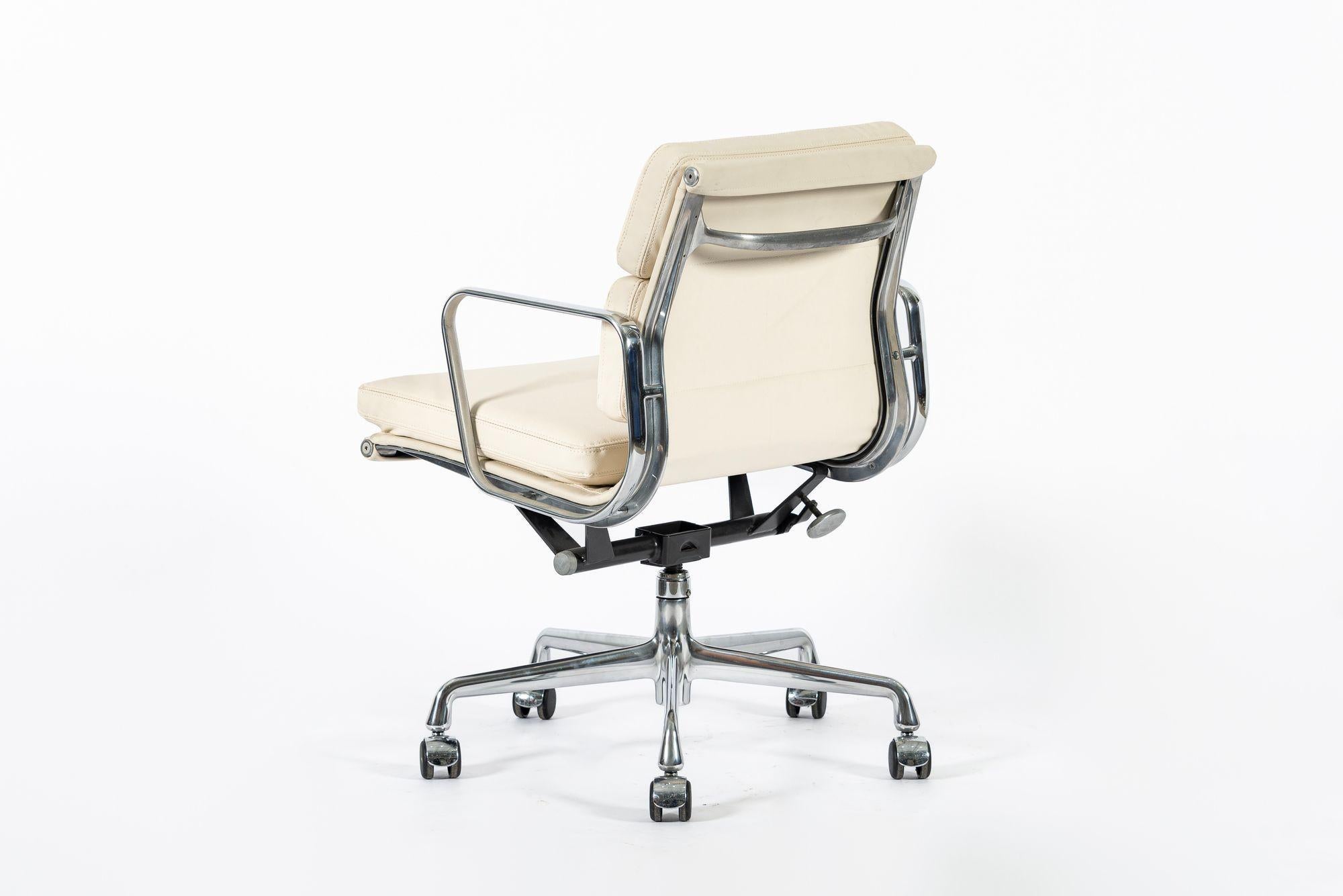 Silla de oficina Eames para Herman Miller color crema tostado en piel Schumacher VEGAN en Bueno estado para la venta en Detroit, MI