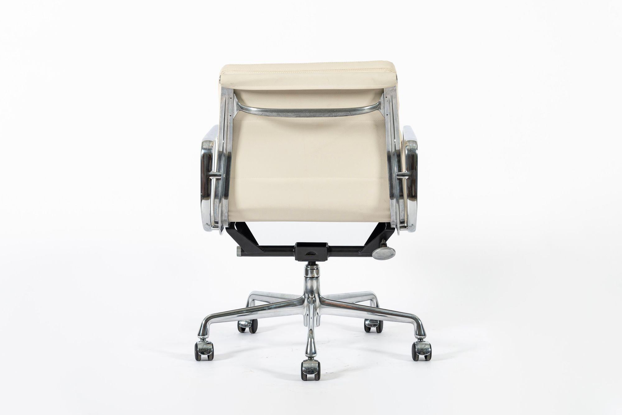 Silla de oficina Eames para Herman Miller color crema tostado en piel Schumacher VEGAN Siglo XXI y contemporáneo en venta