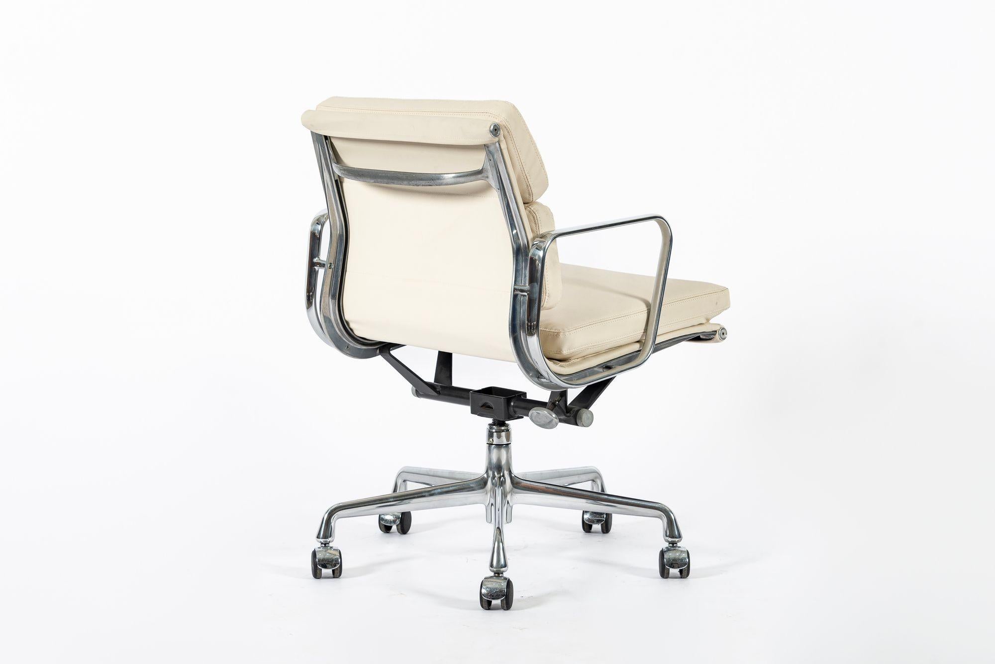 Silla de oficina Eames para Herman Miller color crema tostado en piel Schumacher VEGAN Aluminio en venta