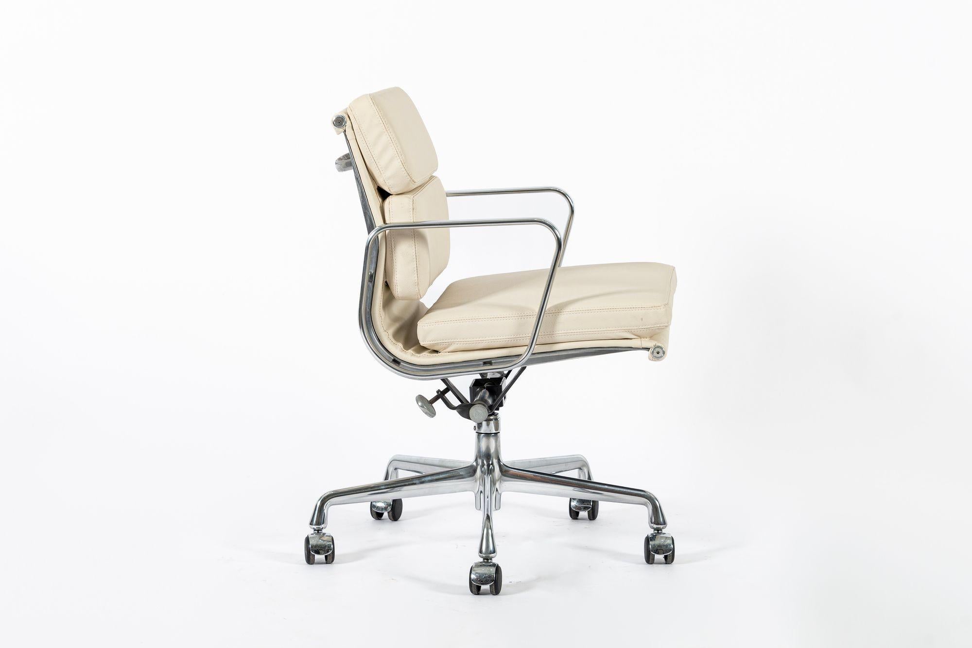 Silla de oficina Eames para Herman Miller color crema tostado en piel Schumacher VEGAN en venta 1