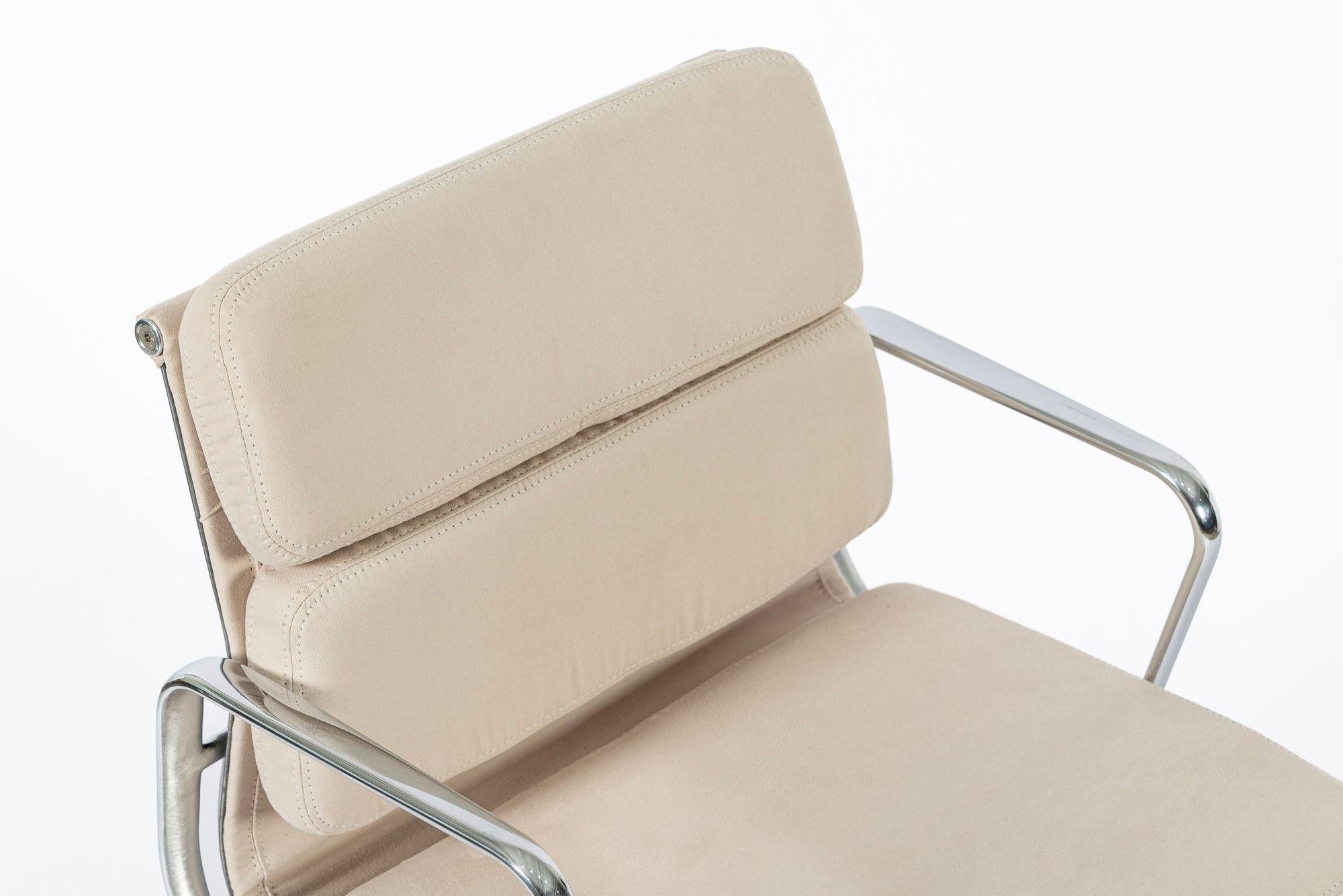 Eames for Herman Miller Tan Cream Office Chair in Schumacher VEGAN Suede (Chaise de bureau en daim VEGAN de Schumacher) en vente 4