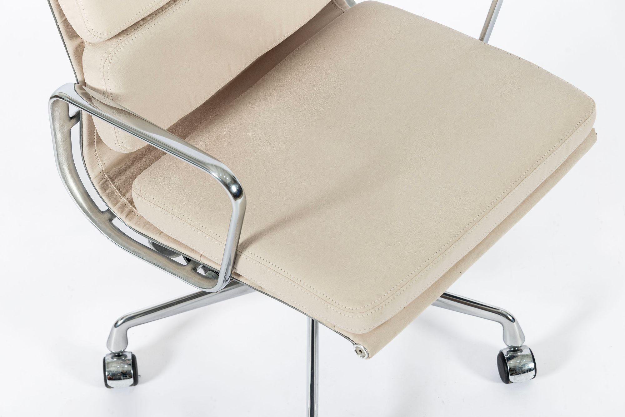 Eames for Herman Miller Tan Cream Office Chair in Schumacher VEGAN Suede (Chaise de bureau en daim VEGAN de Schumacher) en vente 5