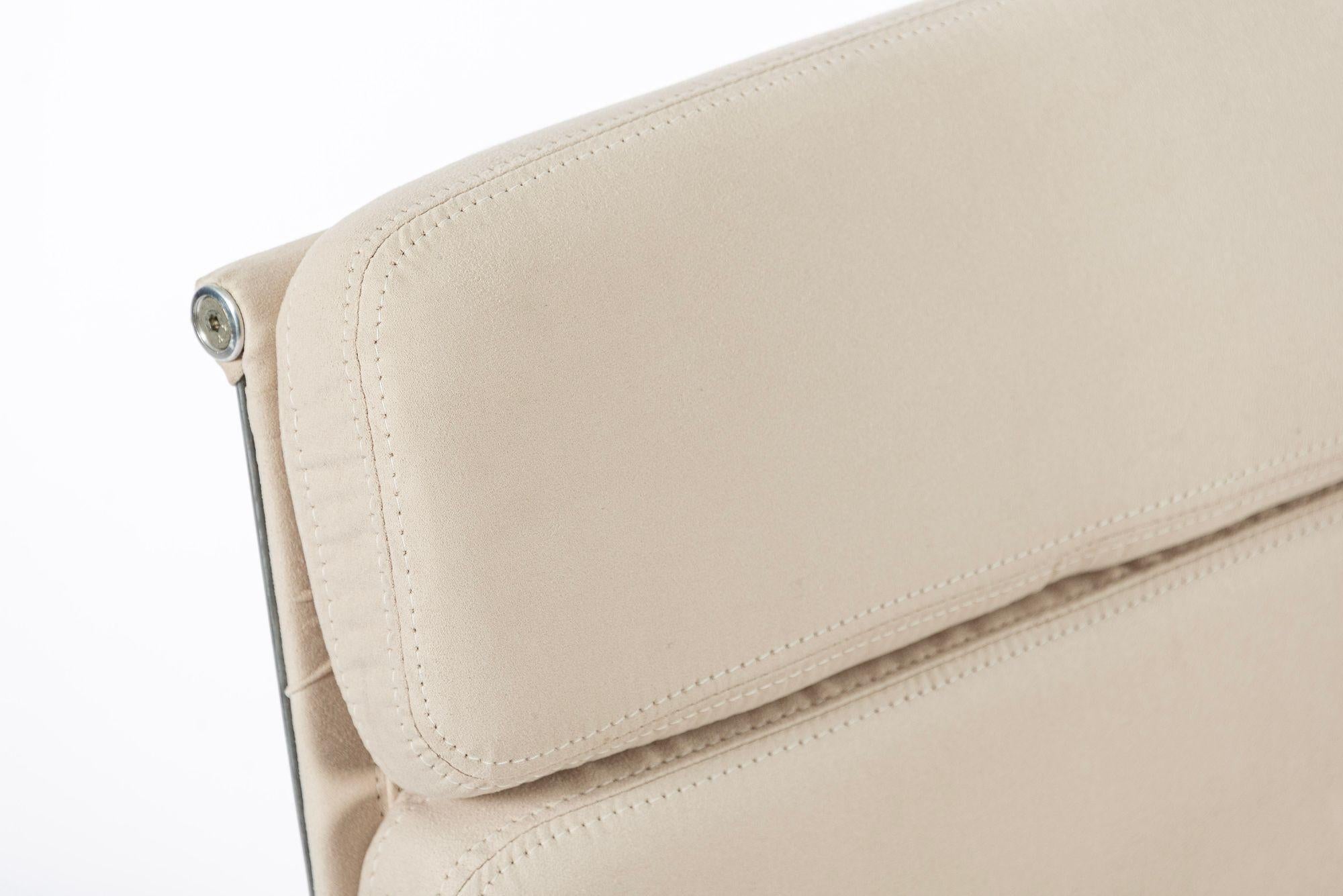 Eames for Herman Miller Tan Cream Office Chair in Schumacher VEGAN Suede (Chaise de bureau en daim VEGAN de Schumacher) en vente 6