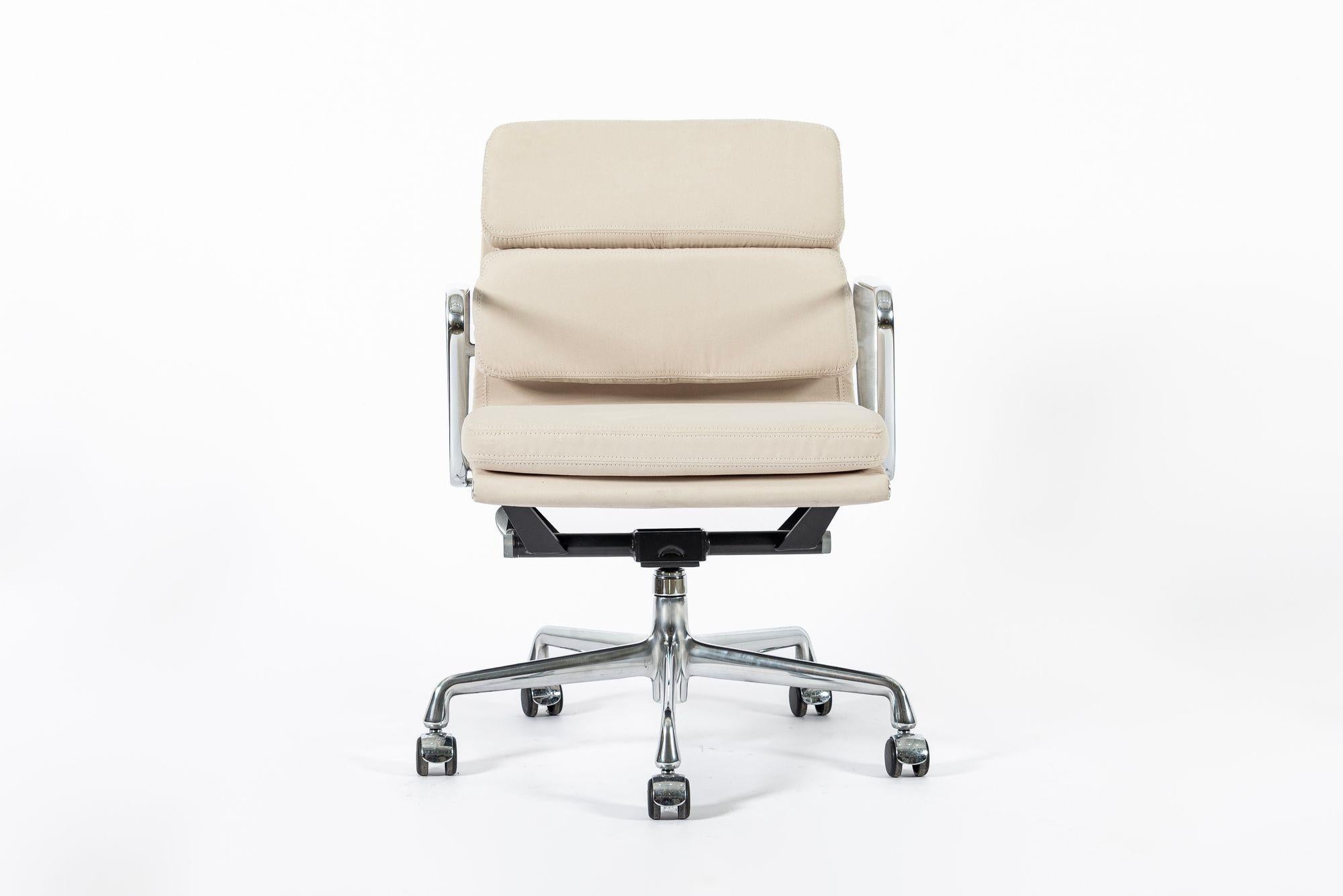 Cette authentique chaise de bureau à hauteur de gestion Eames for Herman Miller Soft Pad de la Collection Aluminium Group a été fabriquée dans les années 2000. Cette chaise de bureau classique du milieu du siècle a été conçue pour la première fois