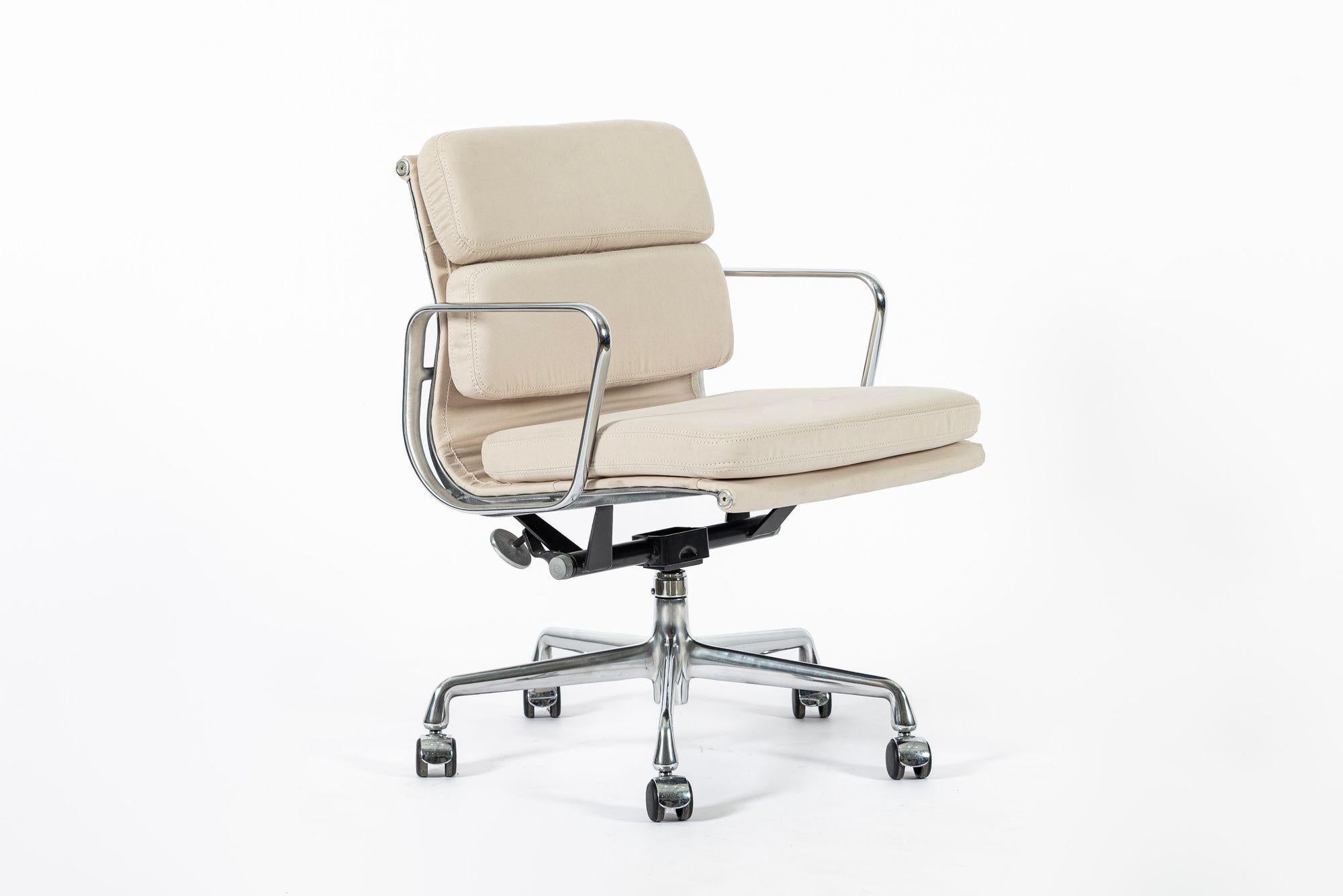 Mid-Century Modern Eames for Herman Miller Tan Cream Office Chair in Schumacher VEGAN Suede (Chaise de bureau en daim VEGAN de Schumacher) en vente