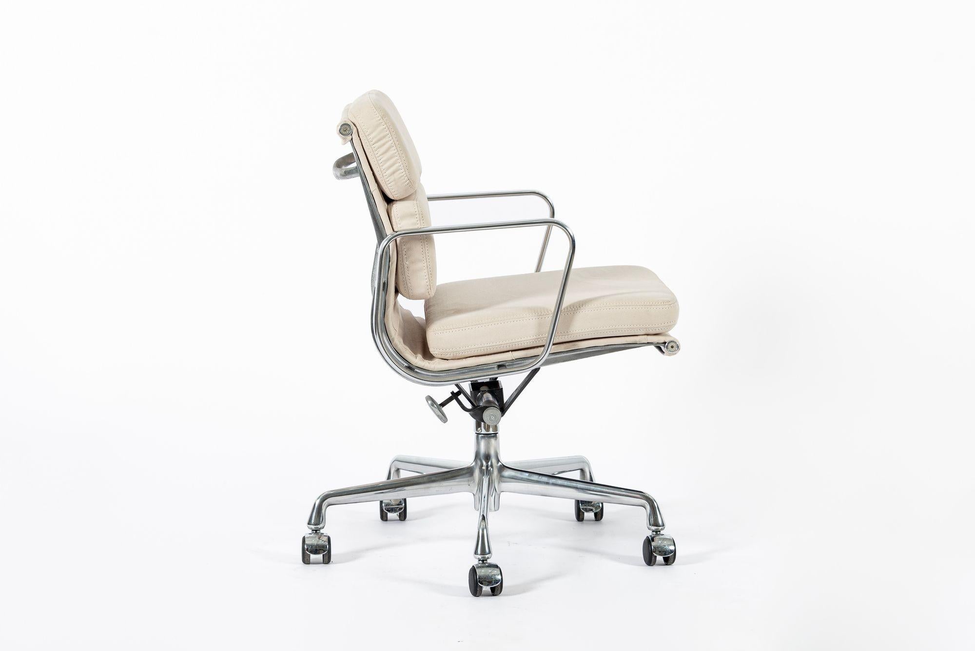 Américain Eames for Herman Miller Tan Cream Office Chair in Schumacher VEGAN Suede (Chaise de bureau en daim VEGAN de Schumacher) en vente