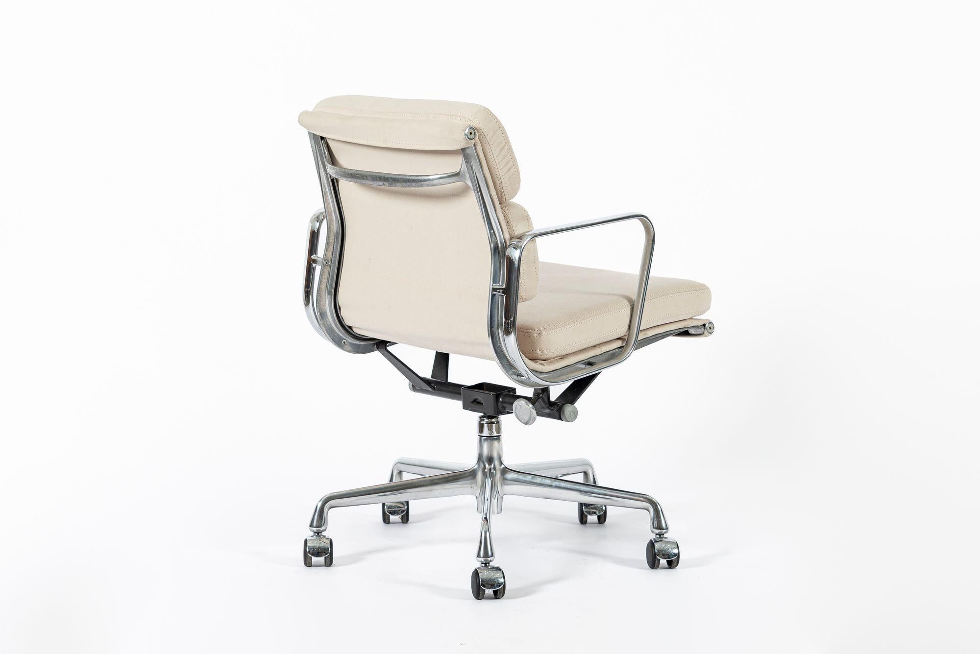 Eames for Herman Miller Tan Cream Office Chair in Schumacher VEGAN Suede (Chaise de bureau en daim VEGAN de Schumacher) Bon état - En vente à Detroit, MI