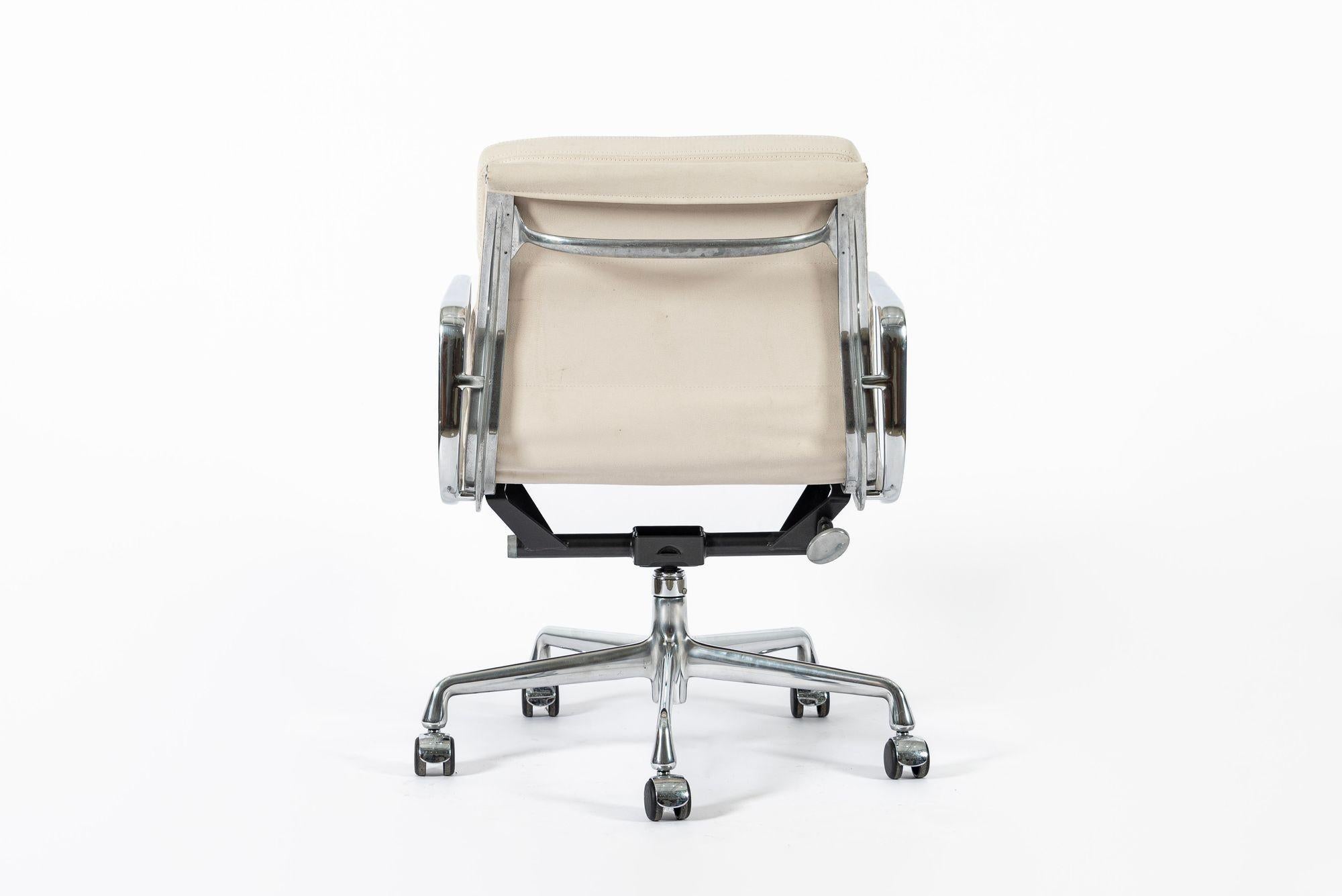 XXIe siècle et contemporain Eames for Herman Miller Tan Cream Office Chair in Schumacher VEGAN Suede (Chaise de bureau en daim VEGAN de Schumacher) en vente