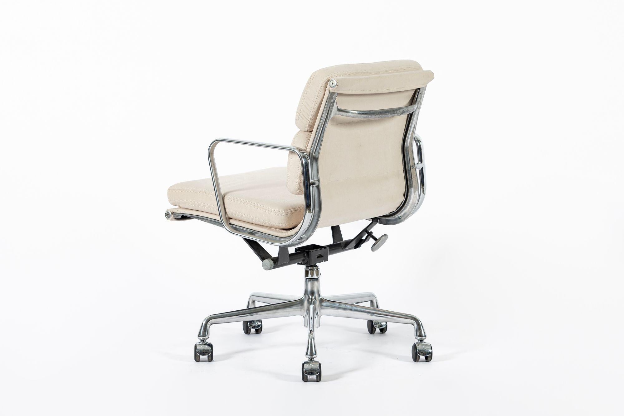Aluminium Eames for Herman Miller Tan Cream Office Chair in Schumacher VEGAN Suede (Chaise de bureau en daim VEGAN de Schumacher) en vente