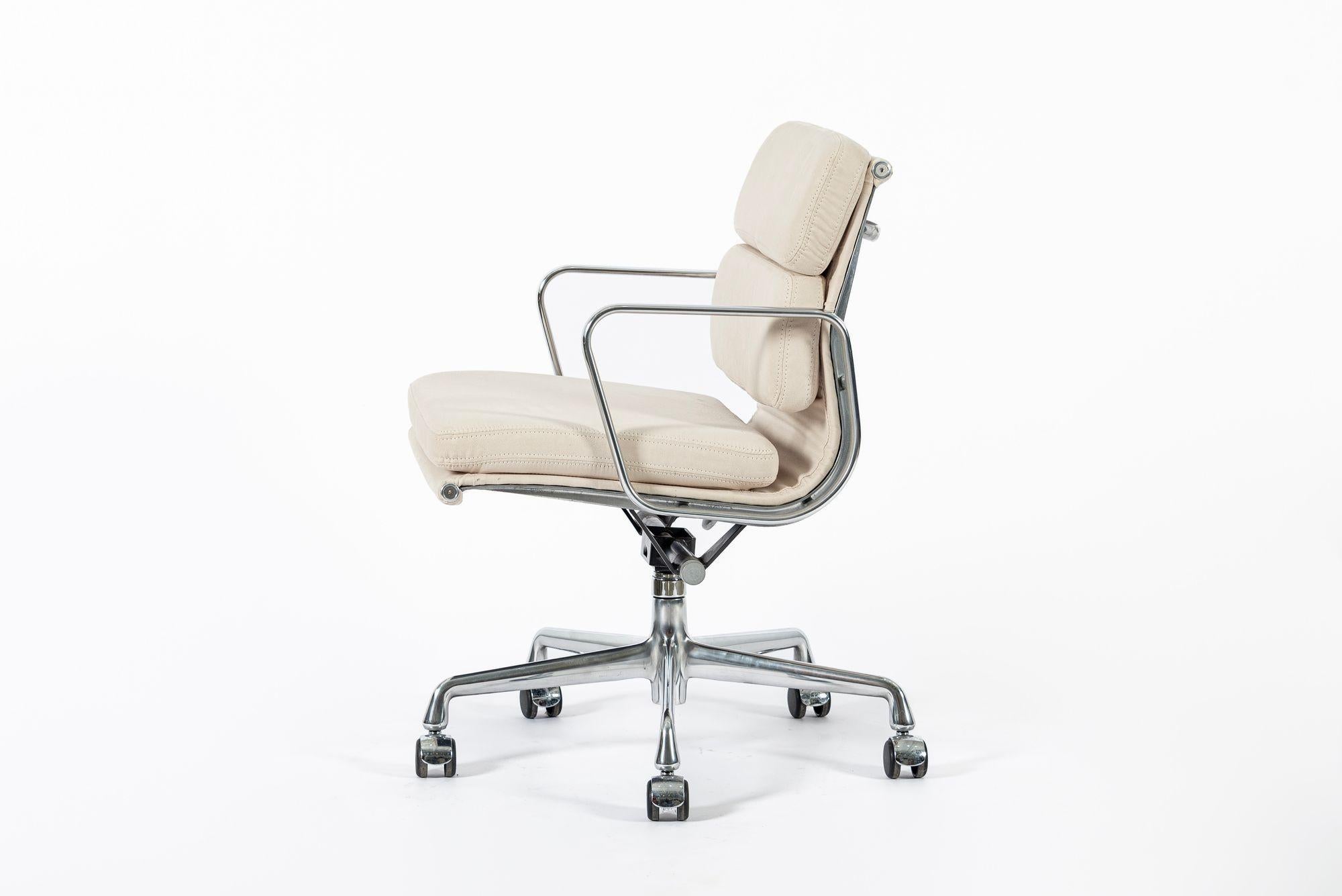 Eames for Herman Miller Tan Cream Office Chair in Schumacher VEGAN Suede (Chaise de bureau en daim VEGAN de Schumacher) en vente 1