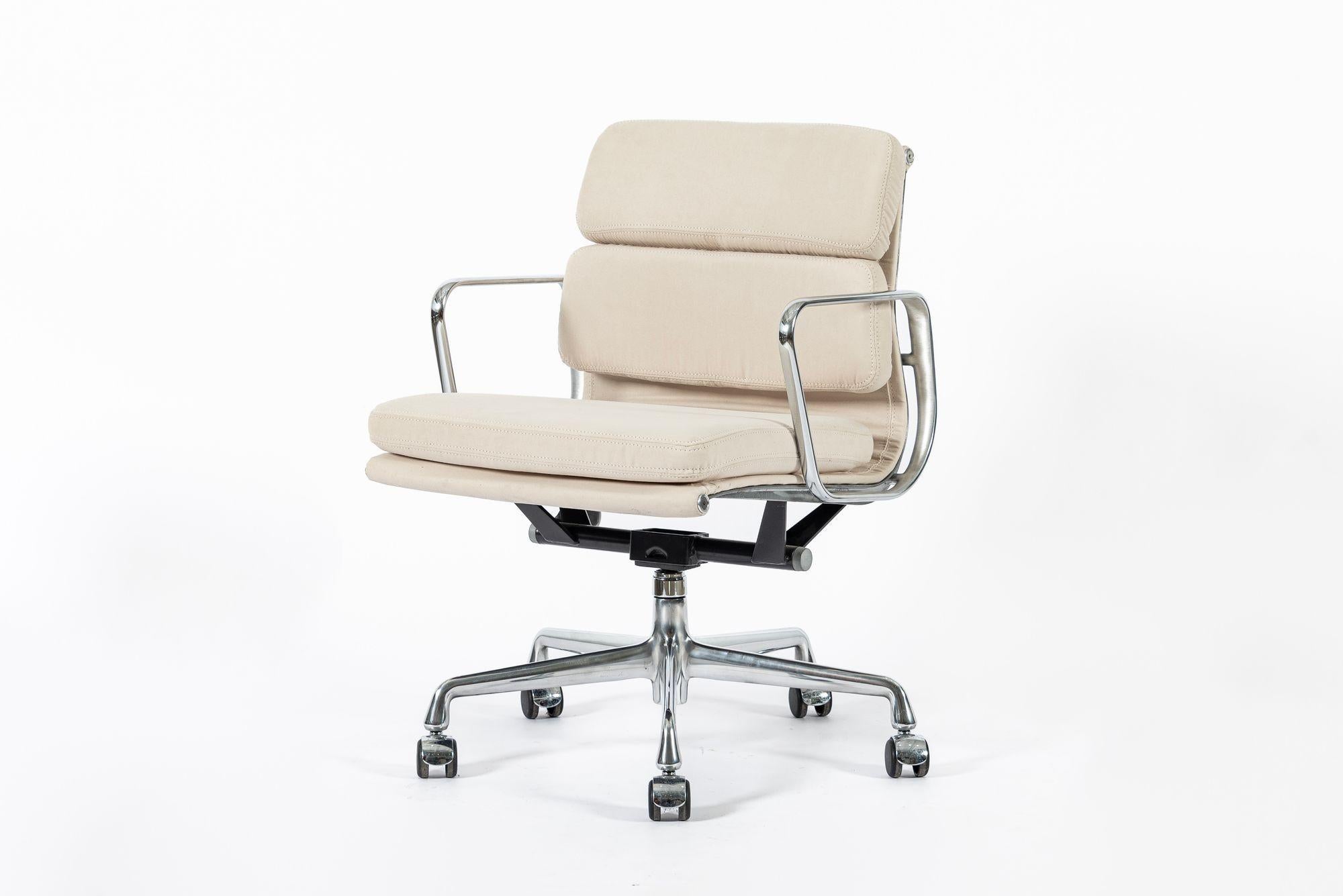 Eames for Herman Miller Tan Cream Office Chair in Schumacher VEGAN Suede (Chaise de bureau en daim VEGAN de Schumacher) en vente 2