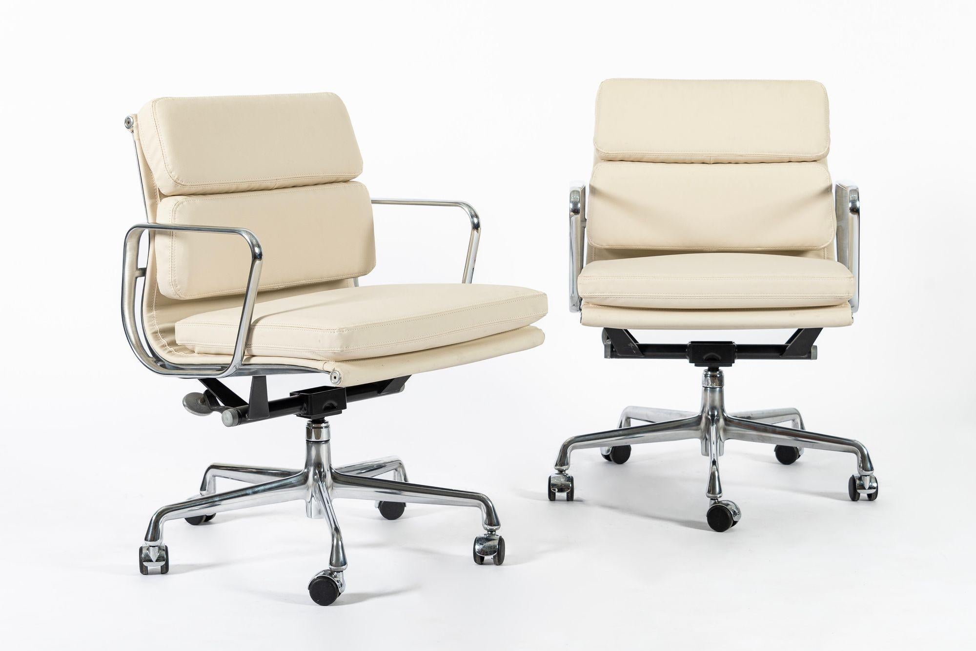 Diese authentischen Eames für Herman Miller Soft Pad Management Höhe Bürostühle aus der Aluminum Group Collection wurden in den 2000er Jahren hergestellt. Diese klassischen modernen Bürostühle aus der Mitte des Jahrhunderts wurden erstmals 1958 von
