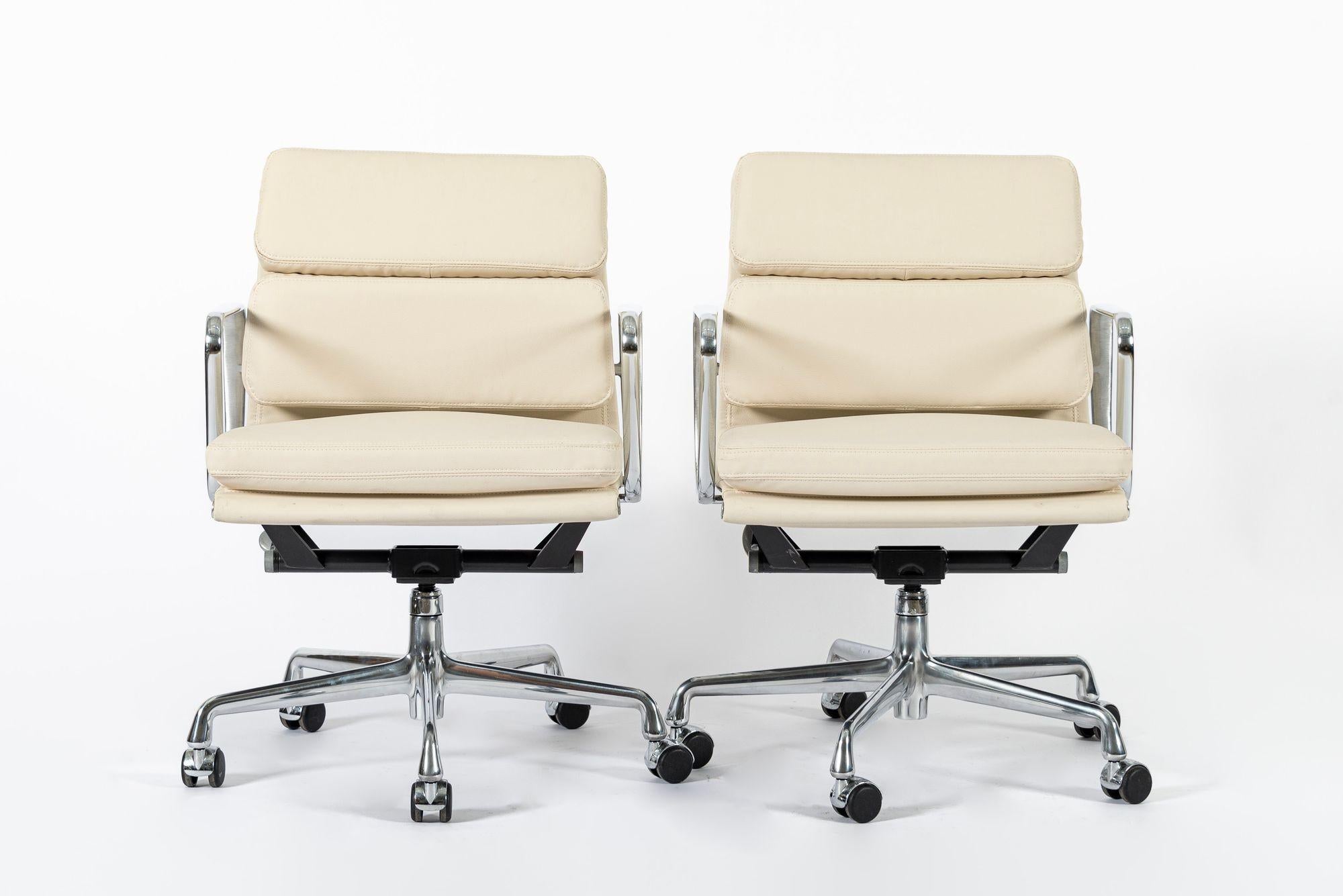 Eames für Herman Miller Tan Cream Bürostühle in Schumacher VEGAN Leder (Moderne der Mitte des Jahrhunderts) im Angebot