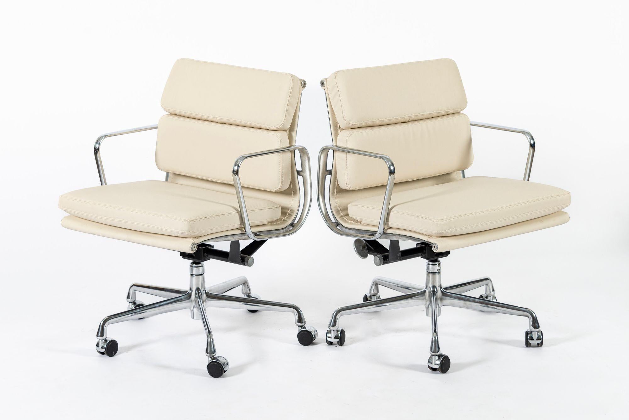 Eames für Herman Miller Tan Cream Bürostühle in Schumacher VEGAN Leder (amerikanisch) im Angebot