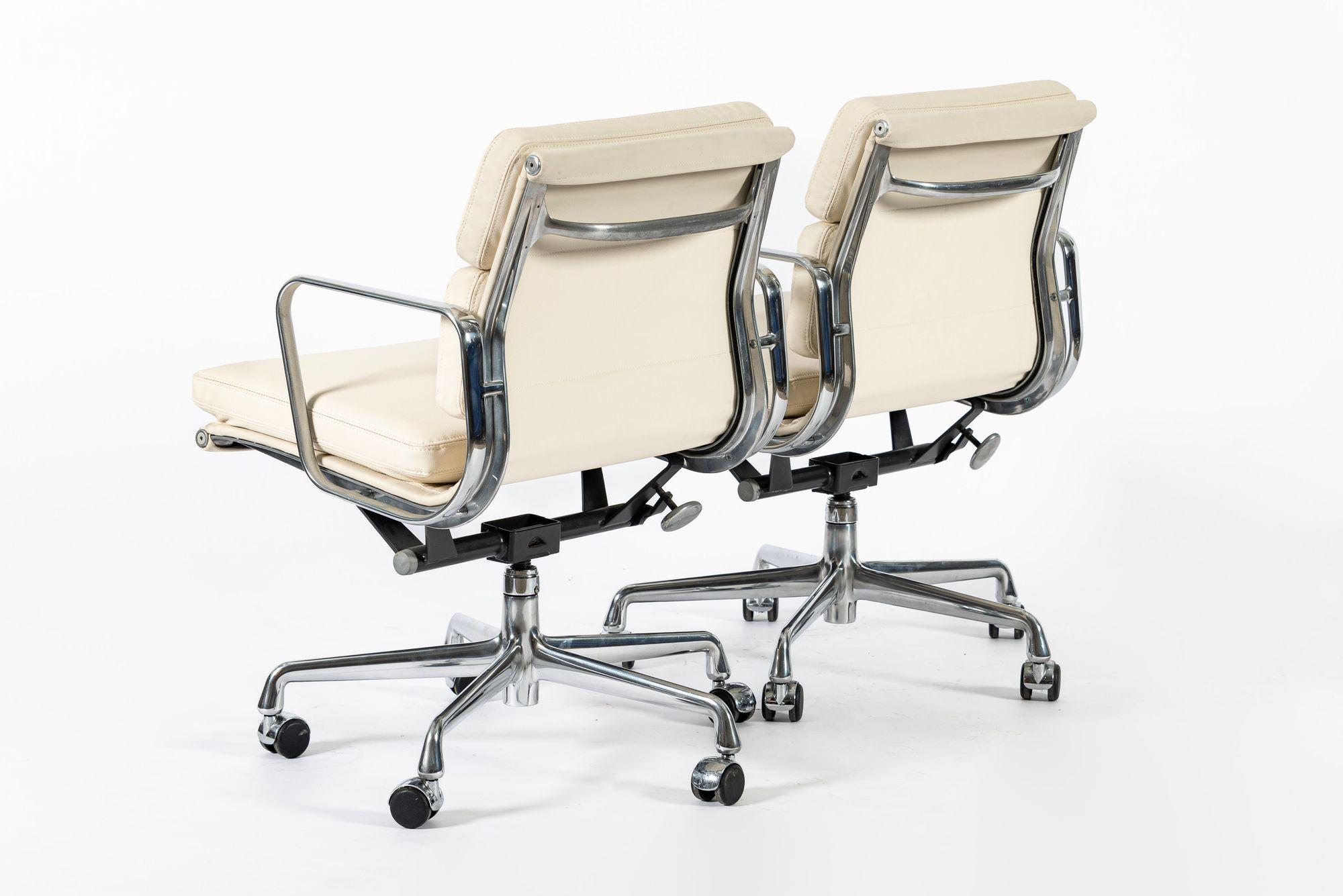 Eames für Herman Miller Tan Cream Bürostühle in Schumacher VEGAN Leder im Zustand „Gut“ im Angebot in Detroit, MI