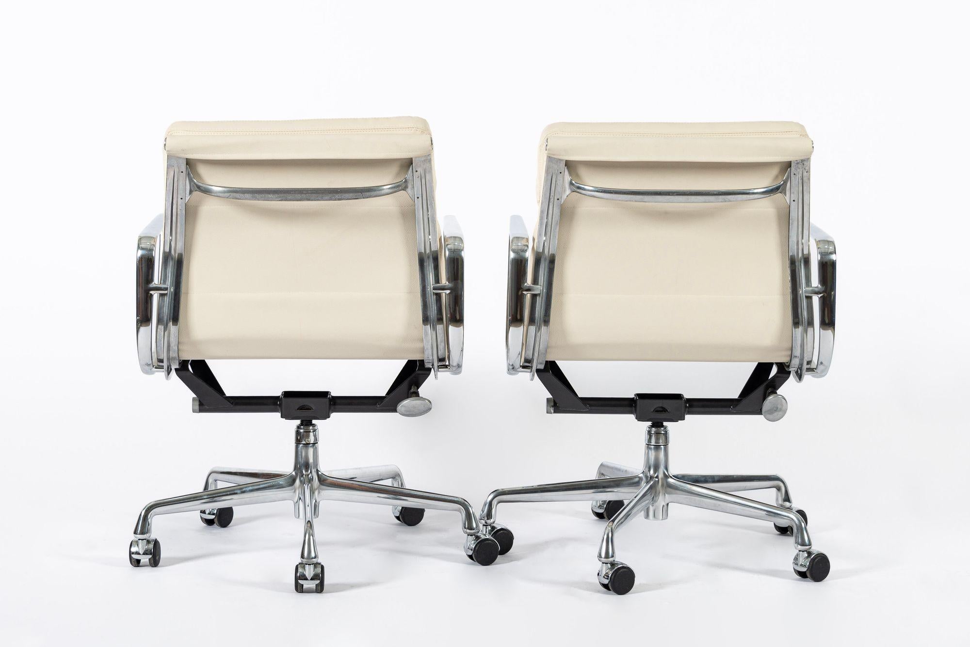 Eames für Herman Miller Tan Cream Bürostühle in Schumacher VEGAN Leder (21. Jahrhundert und zeitgenössisch) im Angebot