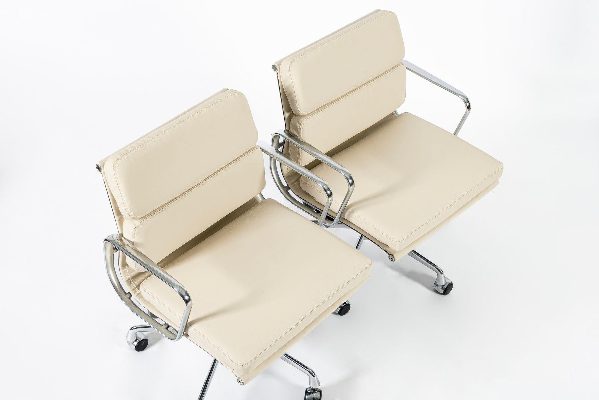 Eames für Herman Miller Tan Cream Bürostühle in Schumacher VEGAN Leder (Aluminium) im Angebot